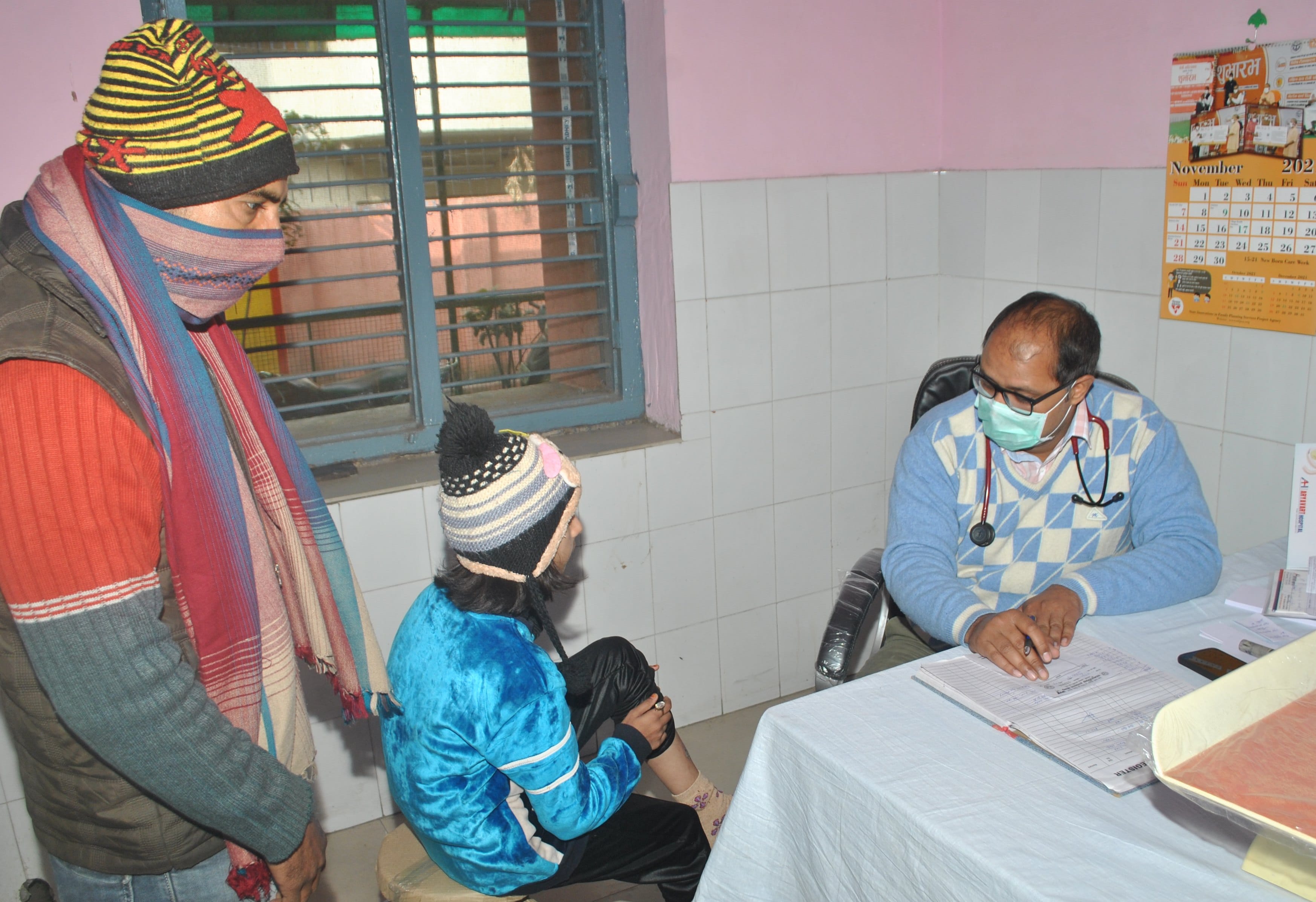शामली सीएचसी में जांच करते चिकित्सक शामली सीएचसी में जांच करते चिकित्सक