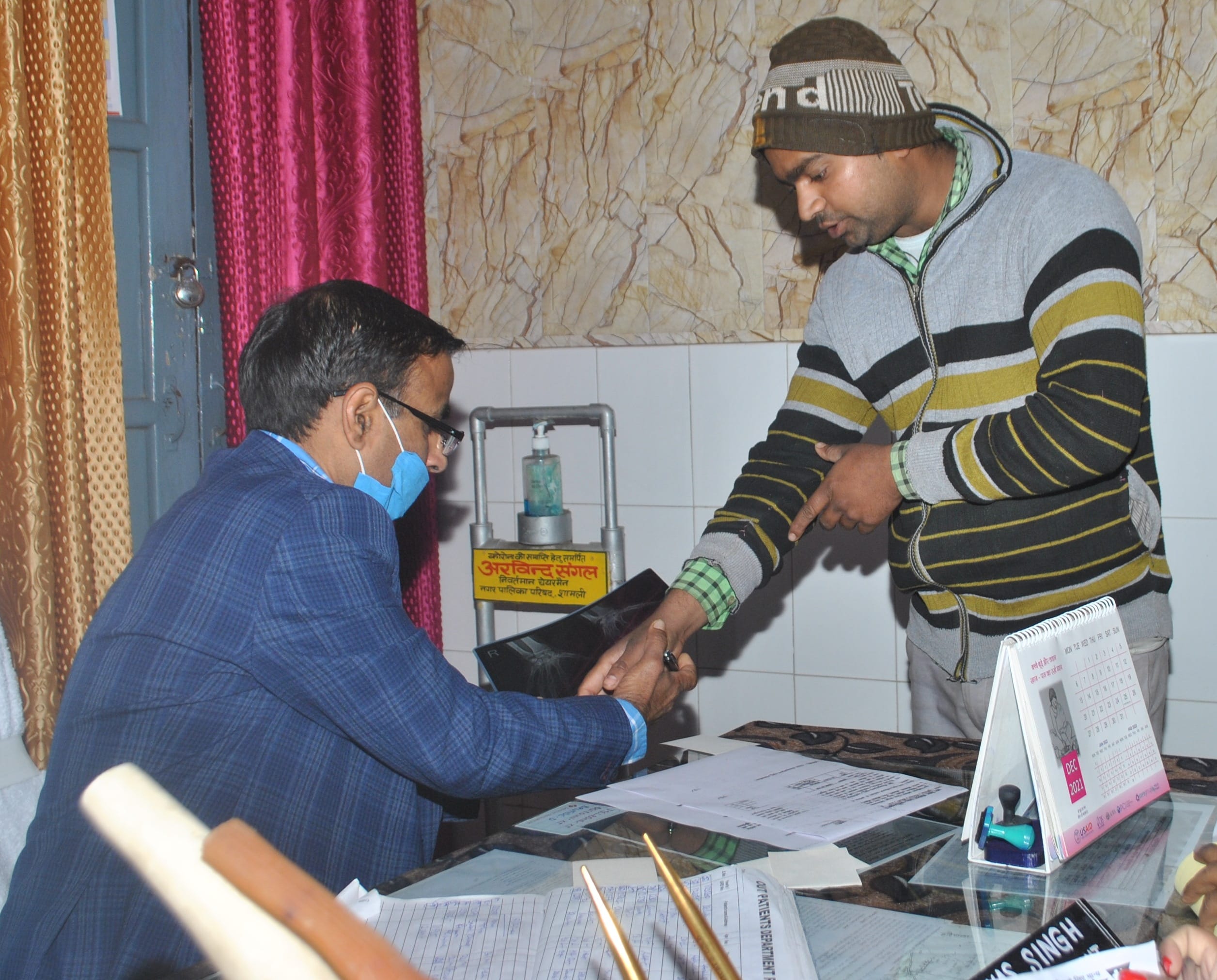 शामली सीएचसी में जांच करते चिकित्सक शामली सीएचसी में जांच करते चिकित्सक