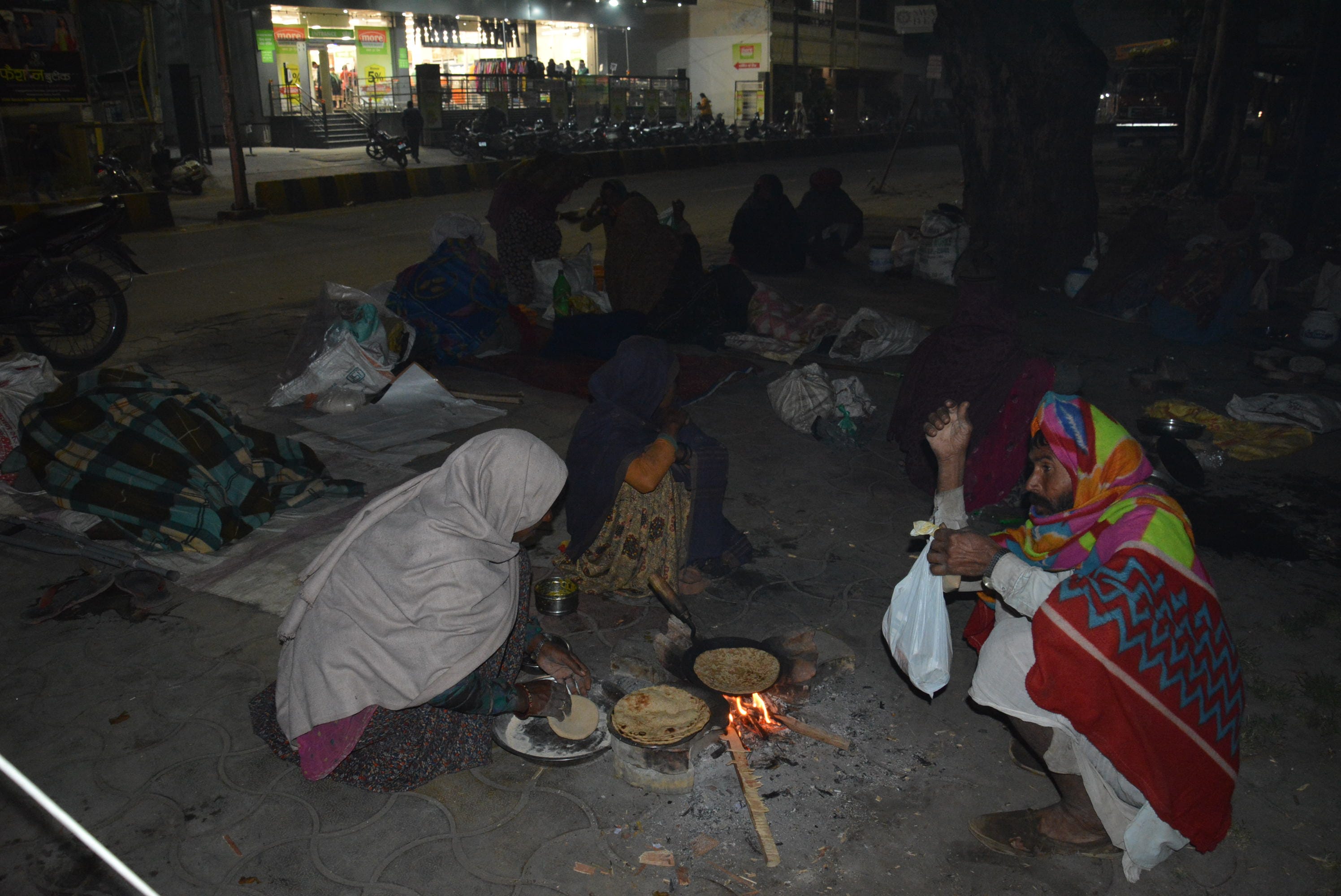 मुजफ्फरनगर में रात्रि में रेलवे रोड पर खुले आसमान के नीचे ठंड में बैठे लोग। मुजफ्फरनगर में रात्रि में रेलवे रोड पर खुले आसमान के नीचे ठंड में बैठे लोग।