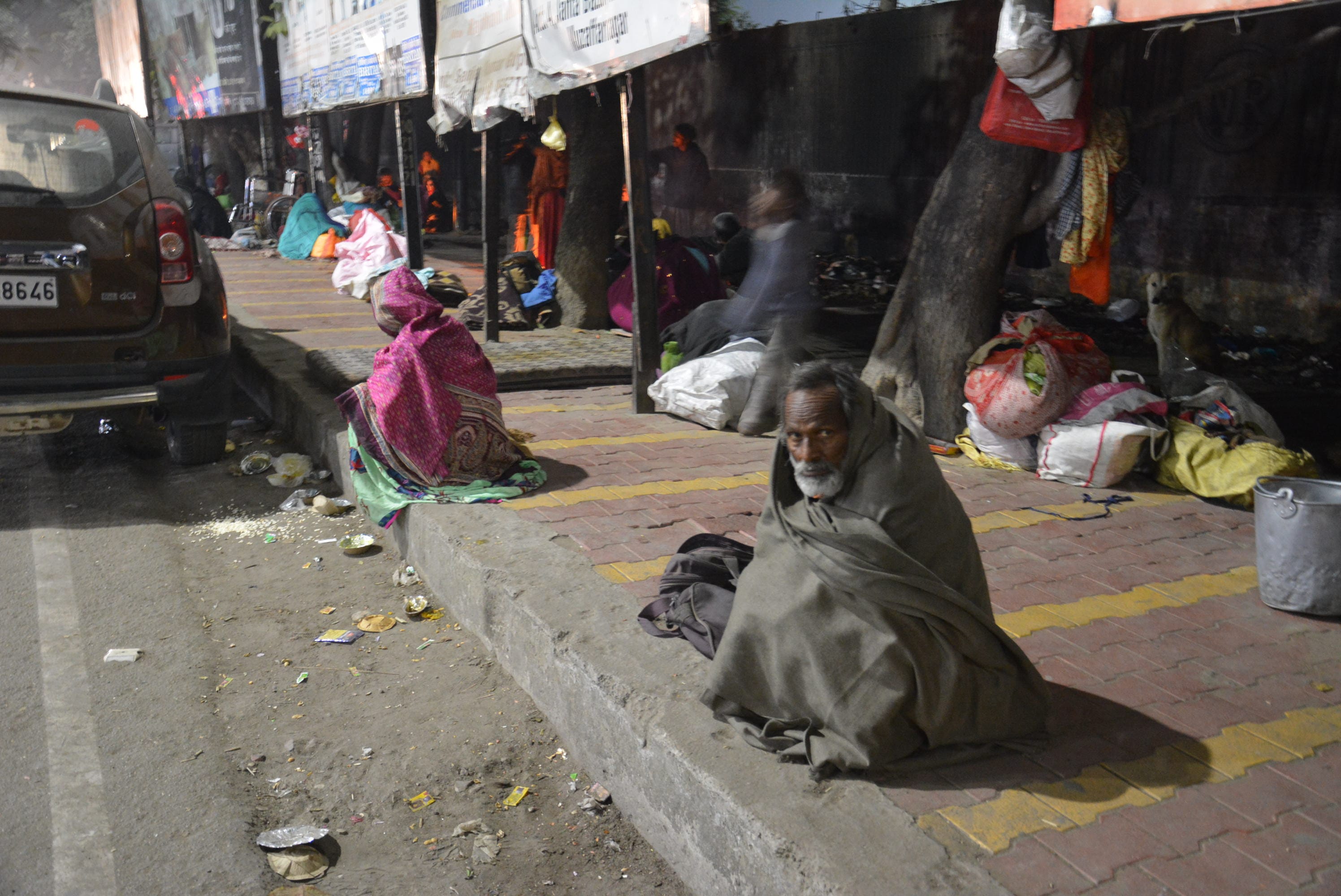 मुजफ्फरनगर में रात्रि में रेलवे रोड पर खुले आसमान के नीचे ठंड में बैठे लोग। मुजफ्फरनगर में रात्रि में रेलवे रोड पर खुले आसमान के नीचे ठंड में बैठे लोग।