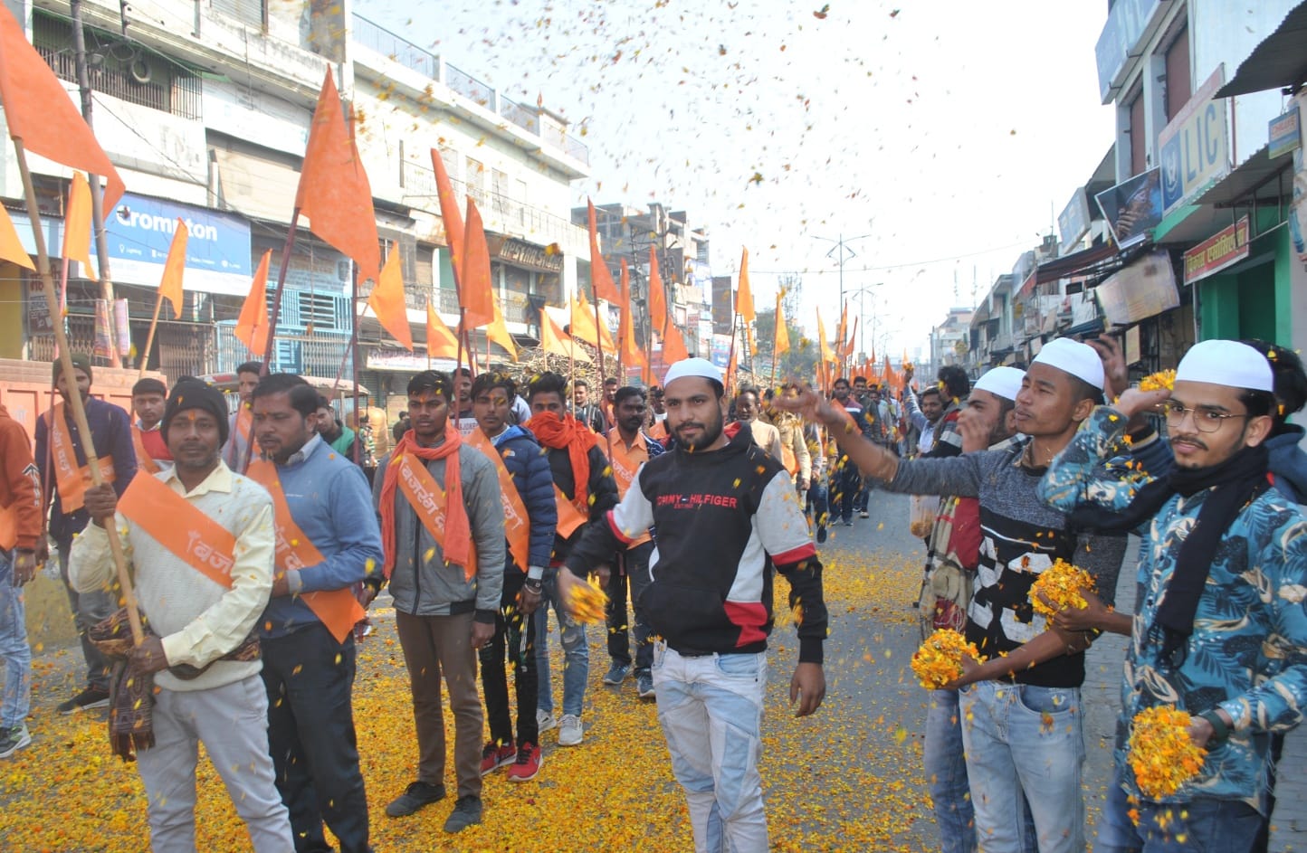 शामली शौर्य संचलन में बजरंग दल कार्यकर्ताओं पर फूल बरसाते मुस्लिम समाज के लोग शामली शौर्य संचलन में बजरंग दल कार्यकर्ताओं पर फूल बरसाते मुस्लिम समाज के लोग