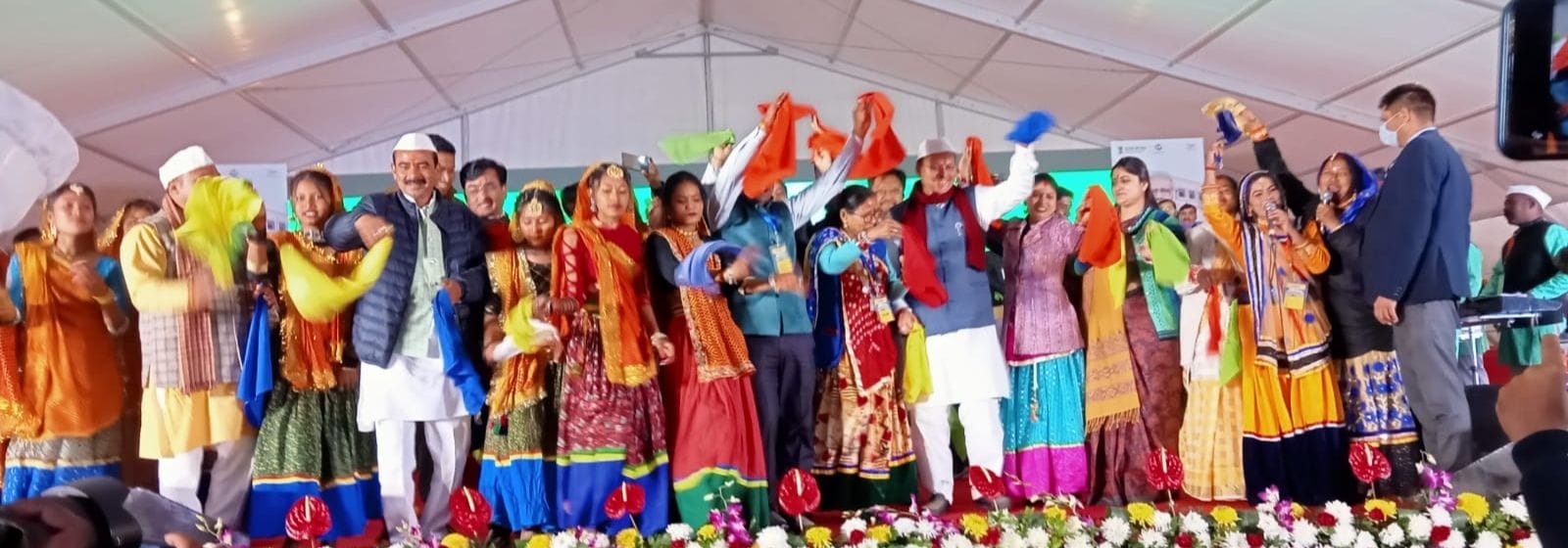 खटीमा में थरुवाटी होली खेलते सीएम धामी सपत्नीक, सांसद, विधायक। खटीमा में थरुवाटी होली खेलते सीएम धामी सपत्नीक, सांसद, विधायक।