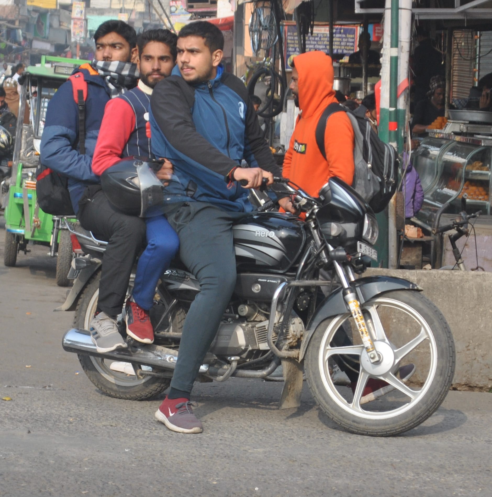 शामली ट्रिपल राइडिंग करते युवक शामली ट्रिपल राइडिंग करते युवक