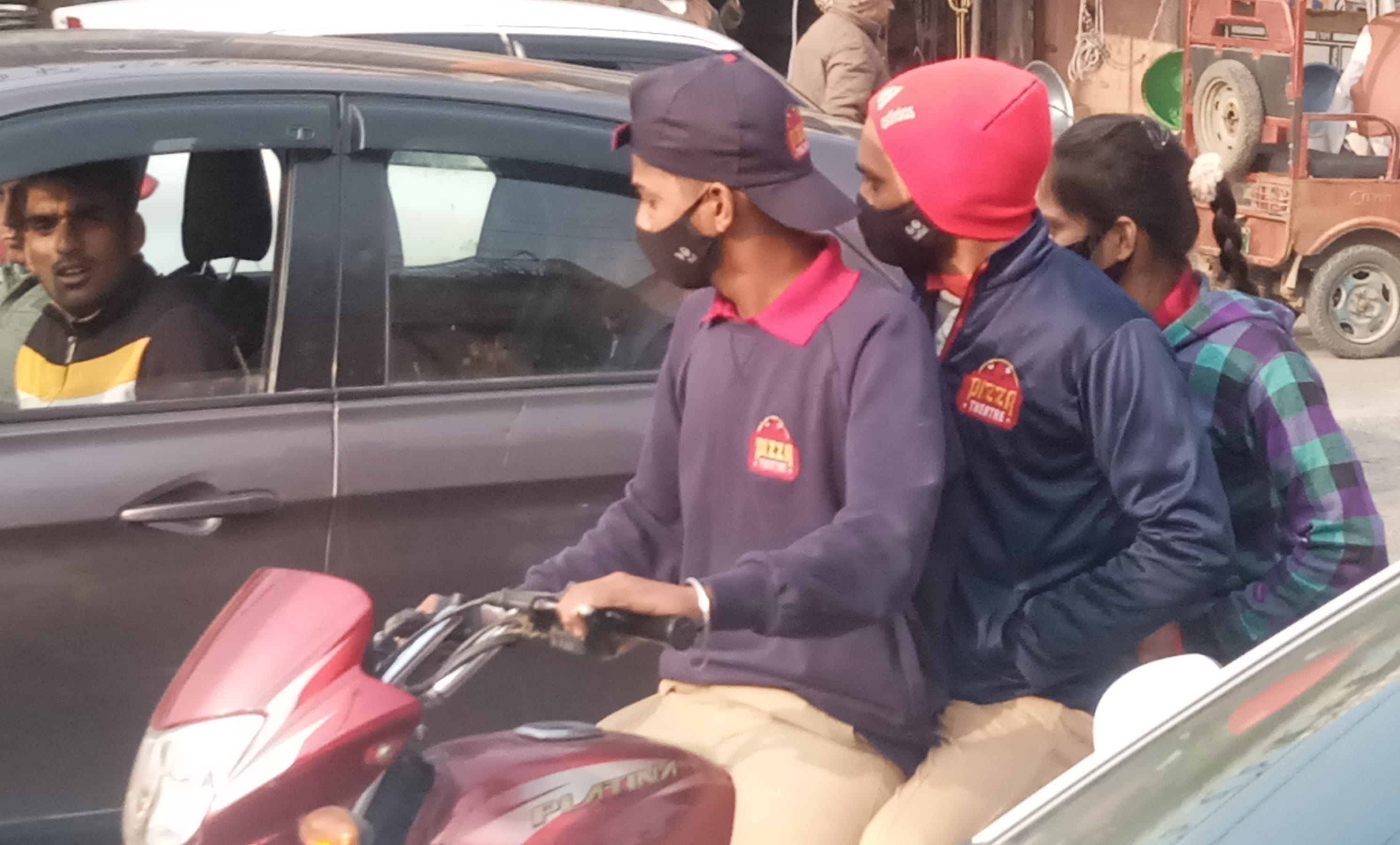 शामली ट्रिपल राईडिंग करते युवक शामली ट्रिपल राईडिंग करते युवक