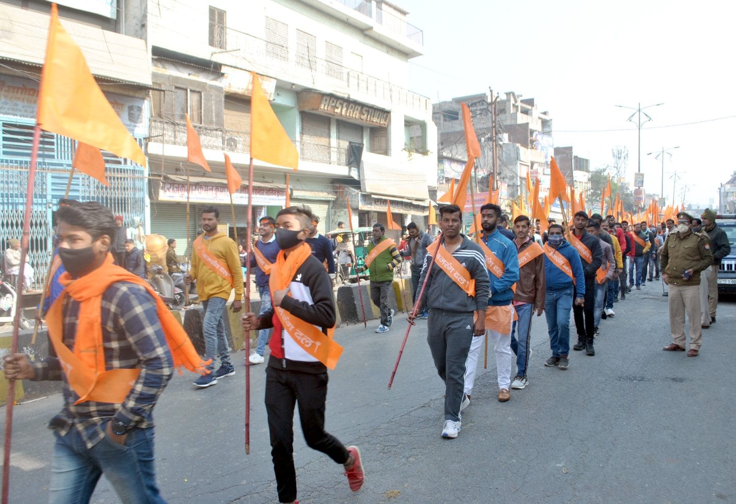 शामली शौर्य संचलन में भाग लेते बजरंग दल के कार्यकर्ता शामली शौर्य संचलन में भाग लेते बजरंग दल के कार्यकर्ता