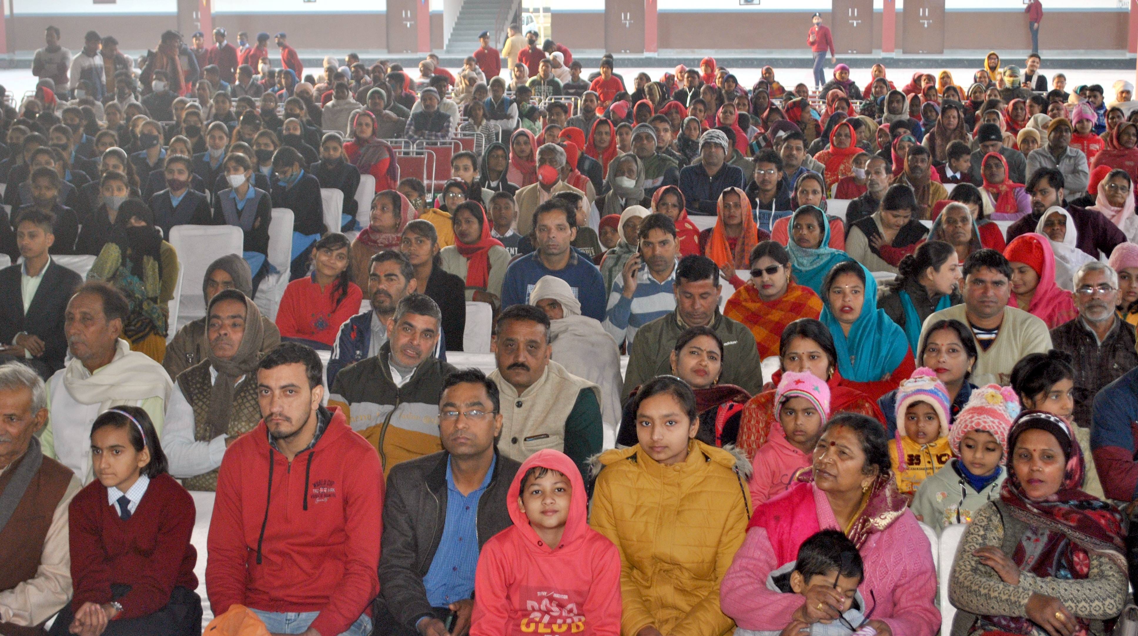 शामली में जवाहर नवोदय विद्यालय के  लोकापर्ण समारोह में  भाग लेते बच्चों के अभिवावक व गणमान्य लोग