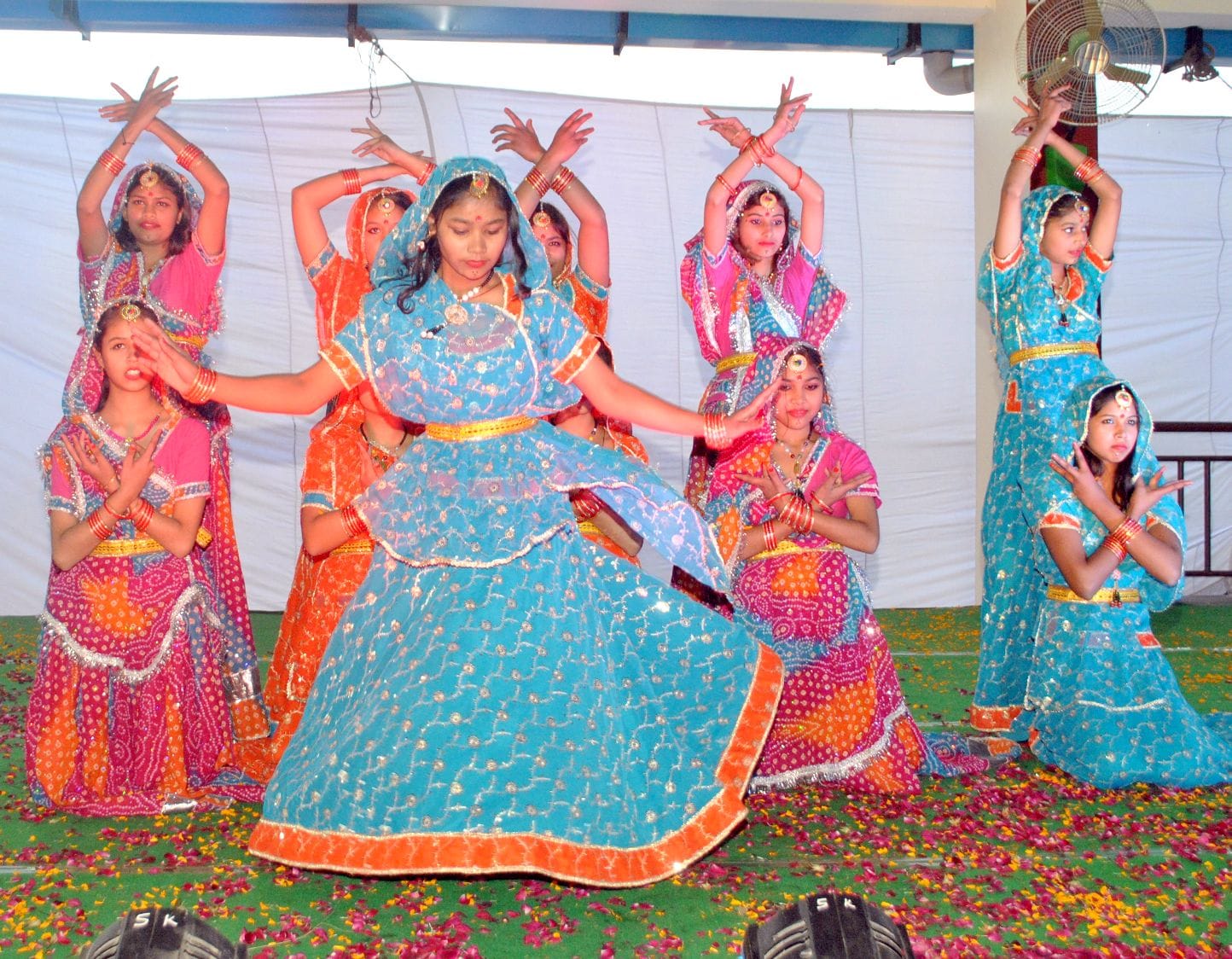 शामली में जवाहर नवोदय विद्यालय के लोकापर्ण समारोह में सांस्कृतिक कार्यक्रम प्रस्तुत करती छात्?