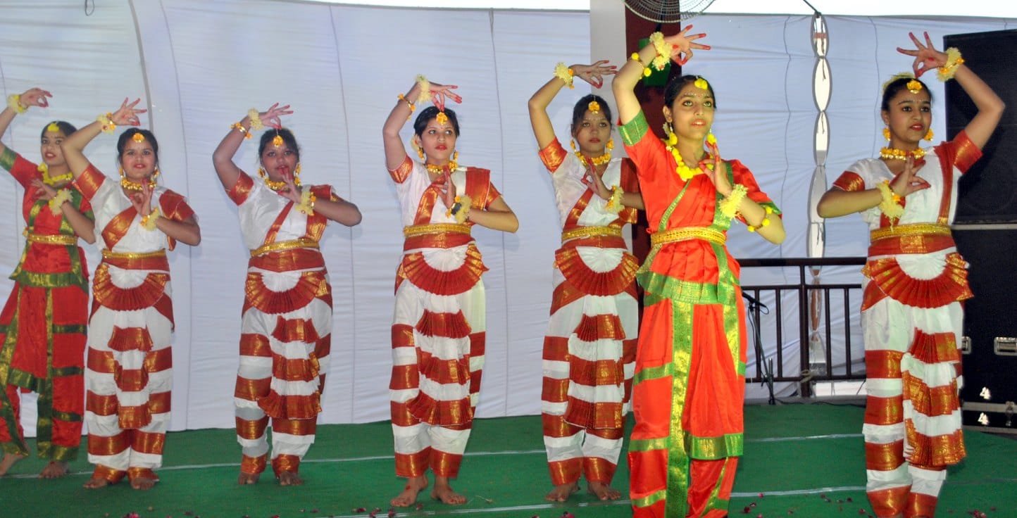 शामली में जवाहर नवोदय विद्यालय के लोकापर्ण समारोह में सांस्कृतिक कार्यक्रम प्रस्तुत करती छात्?