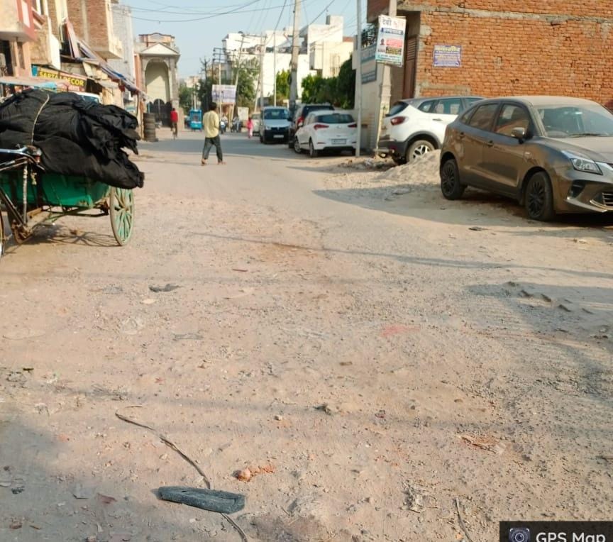 खस्ताहाल में देवी मंदिर की तरफ जाने वाला रोड।