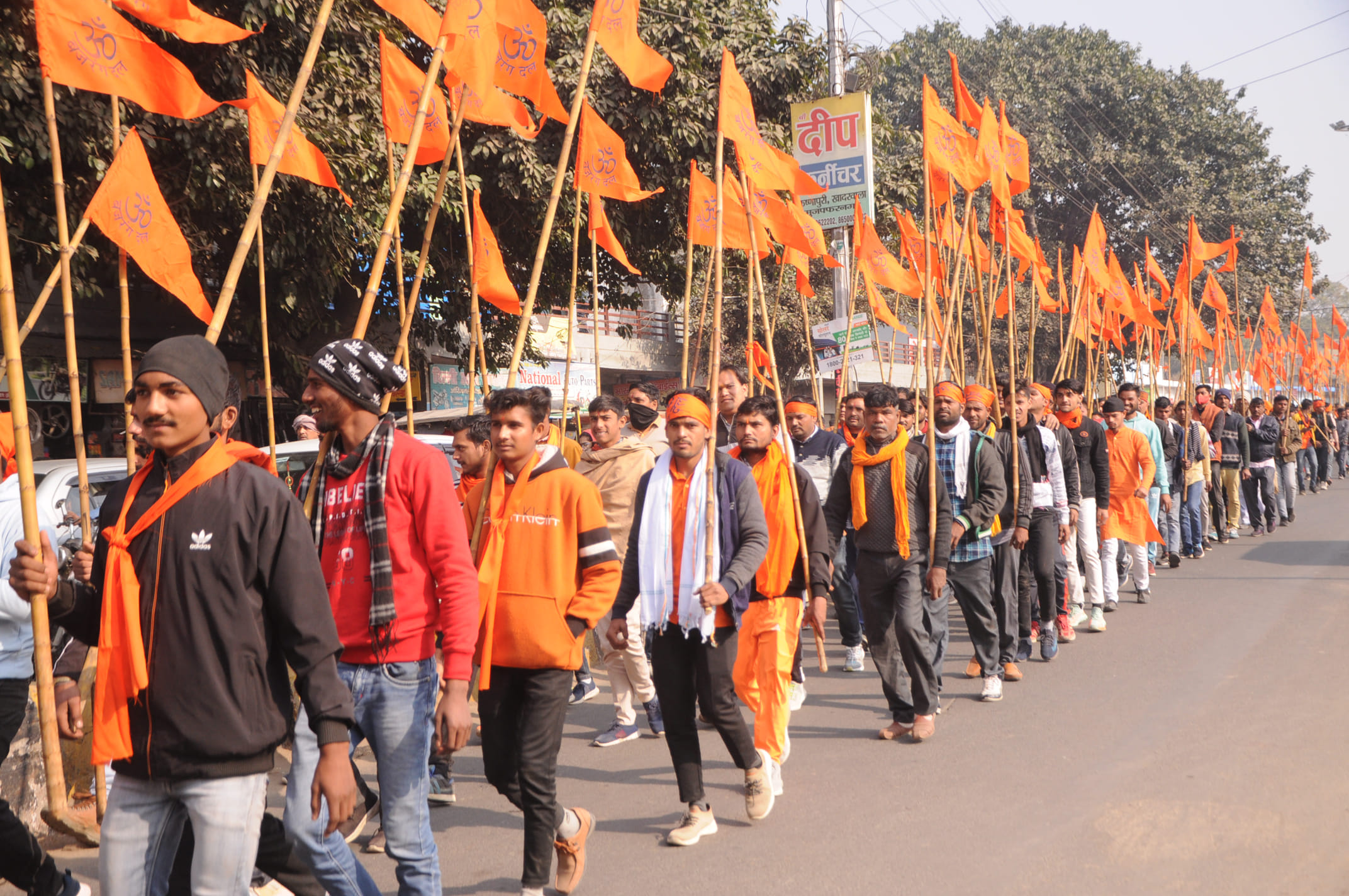 नगर में शौर्य संचलन निकालते विहिप के पदाधिकारी और कार्यकर्ता।