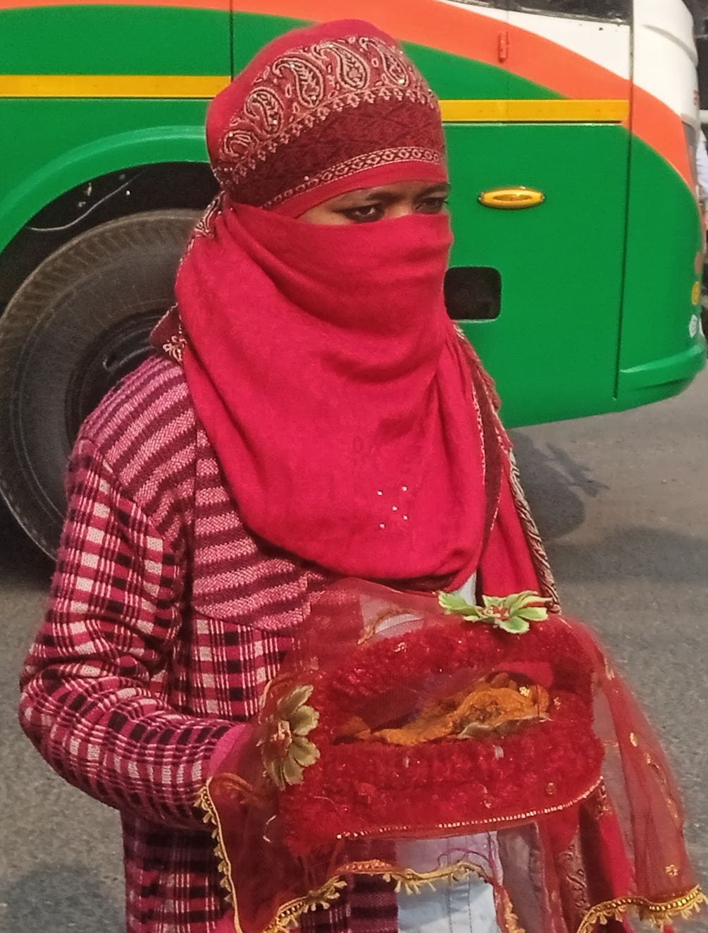 शामली सर्दी में गुजरती युवती शामली सर्दी में गुजरती युवती