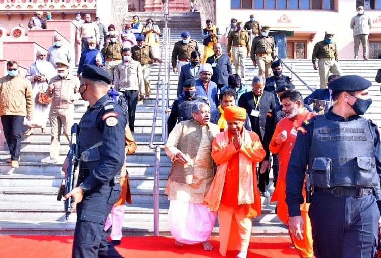 CM Yogi Adityanath Melakukan Ibadah Di Shri Krishna Janmasthan Mathura – Mathura: Para penyembah mengangkat slogan – Sekarang giliran Shri Krishna…, mendengar ini CM Yogi berjalan pergi sambil tersenyum