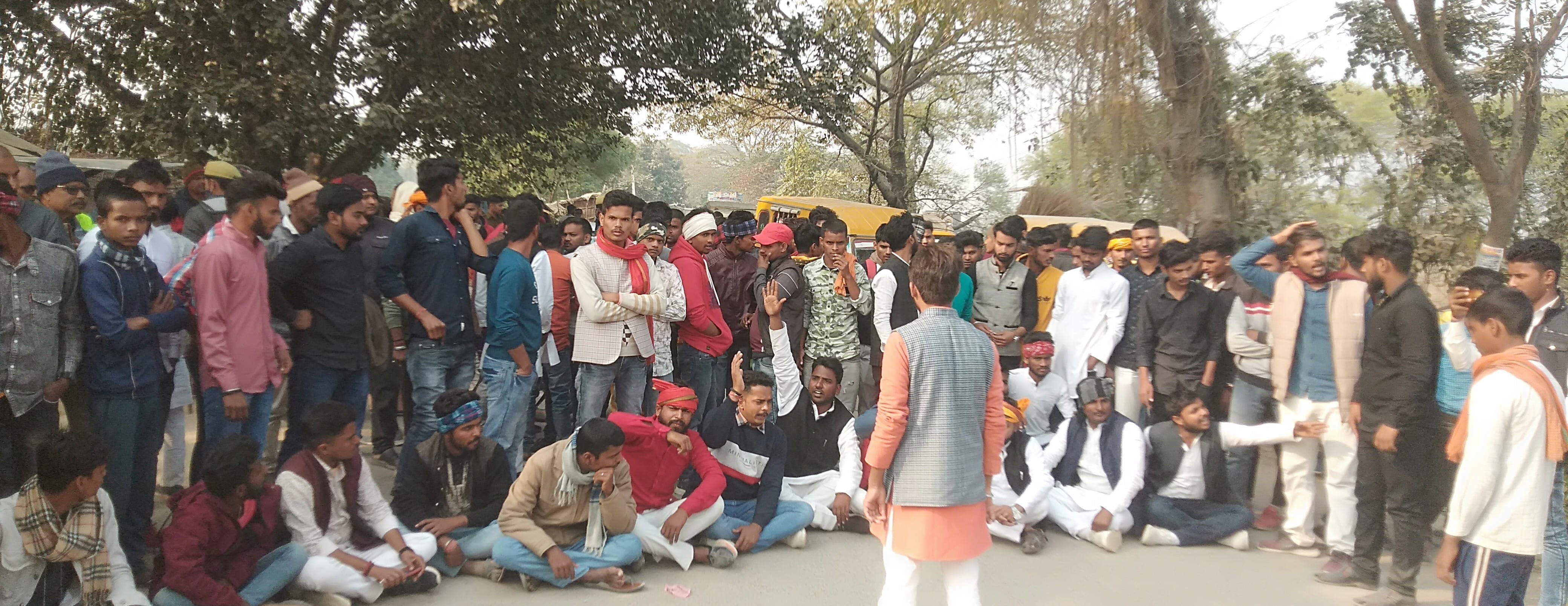 अमर नाथ मिश्र पीजी कालेज में छात्रसंघ चुनाव के नामांकन रद्द होने के बाद एनएच-31 जाम करते छात्र। अमर नाथ मिश्र पीजी कालेज में छात्रसंघ चुनाव के नामांकन रद्द होने के बाद एनएच-31 जाम करते छात्र।