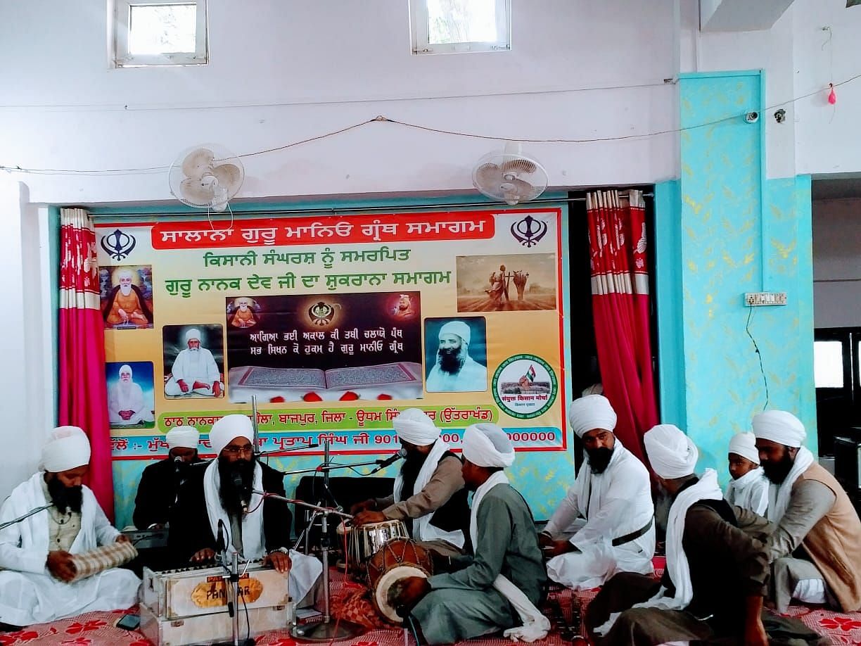 Ragi Jatha melakukan Shabad Kirtan di Nanaksar Chic Gurdwara Sahib di Bajpur.