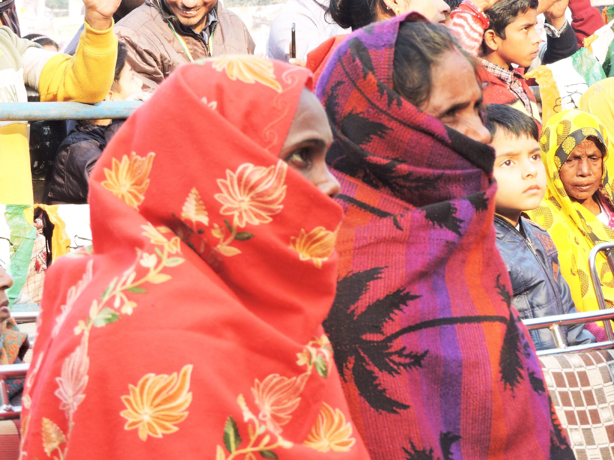 शाहजहांपुर में रविवार को सर्दी और ठिठुरन से बचाव को बदन समेत चेहरे को शाल से लपेटकर जाती महिलाएं।