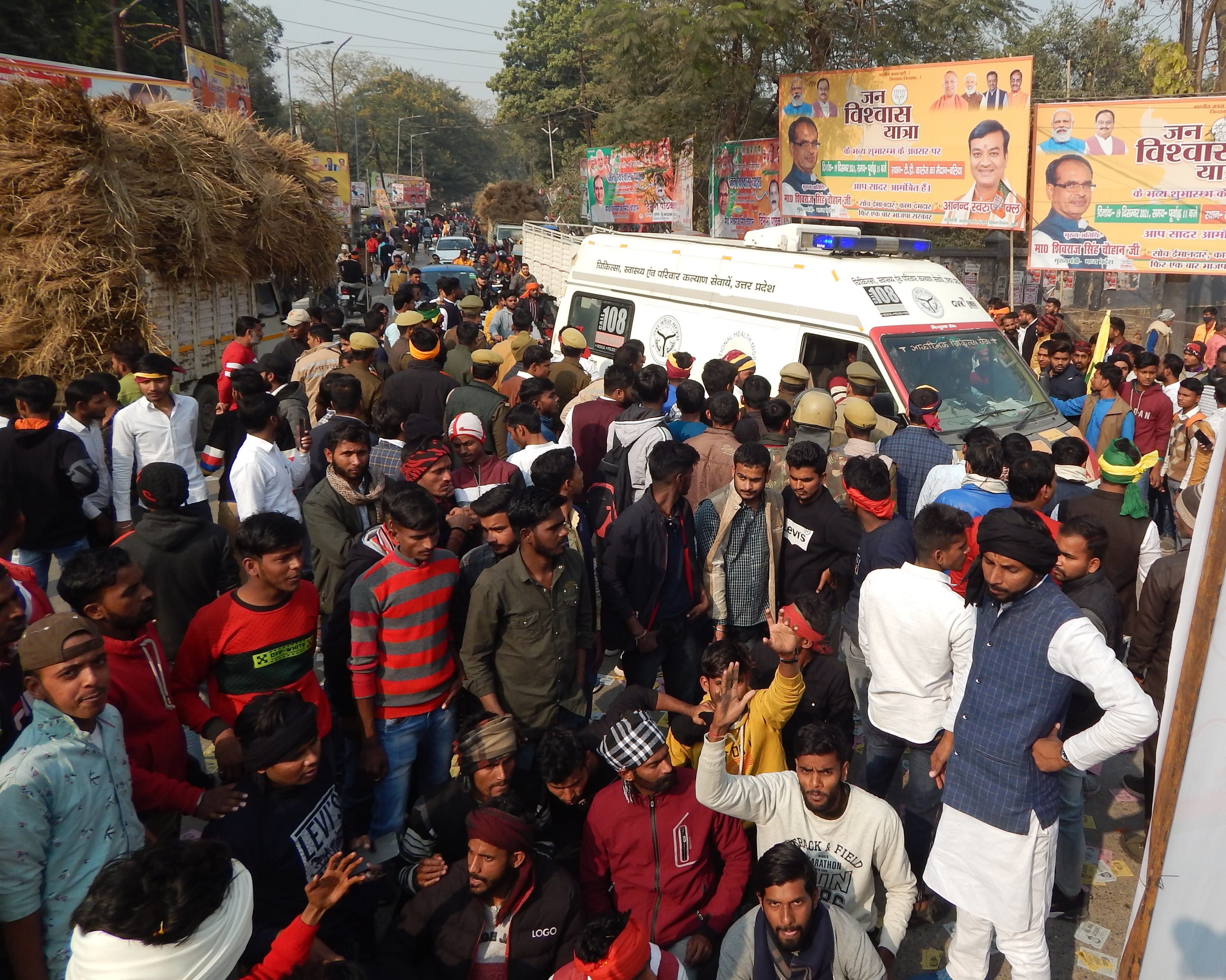 छात्रसंघ चुनाव के नामांकन रद्द होने के बाद छात्रों के प्रदर्शन के दौरान जाम में फंसी एंबुलेंस। छात्रसंघ चुनाव के नामांकन रद्द होने के बाद छात्रों के प्रदर्शन के दौरान जाम में फंसी एंबुलेंस।