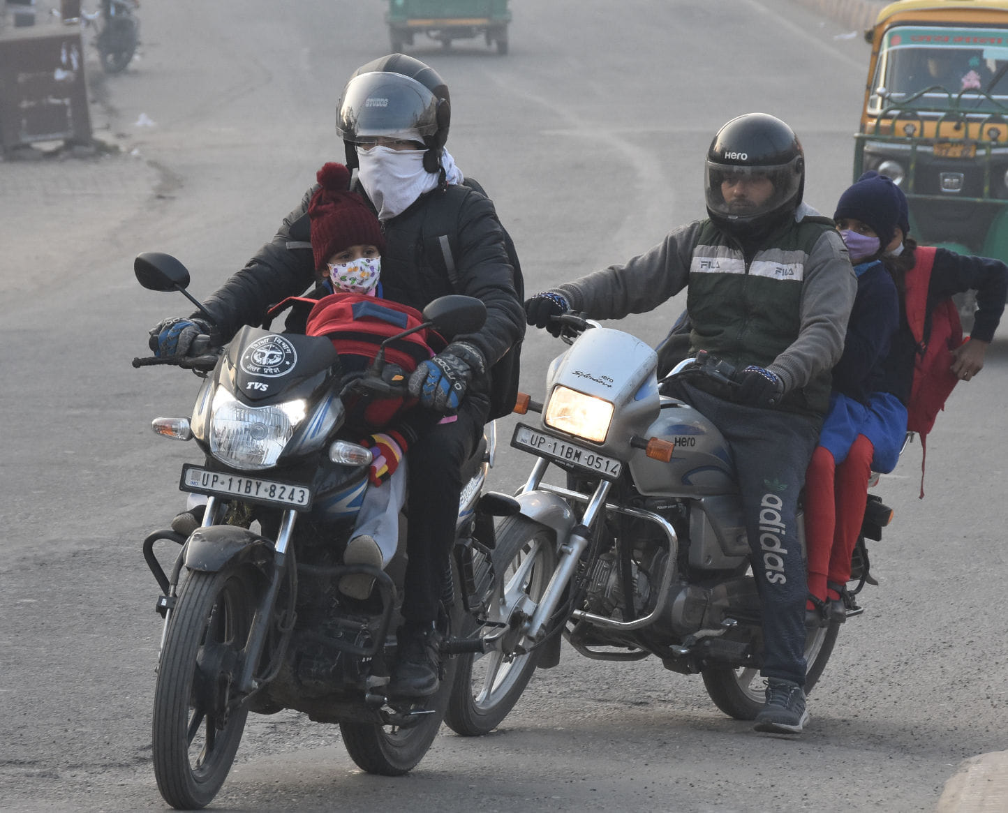 ठिठरती ठंड और कोहरे में बच्चो को स्कूल छोड़ने जाते अभिभावक ठिठरती ठंड और कोहरे में बच्चो को स्कूल छोड़ने जाते अभिभावक