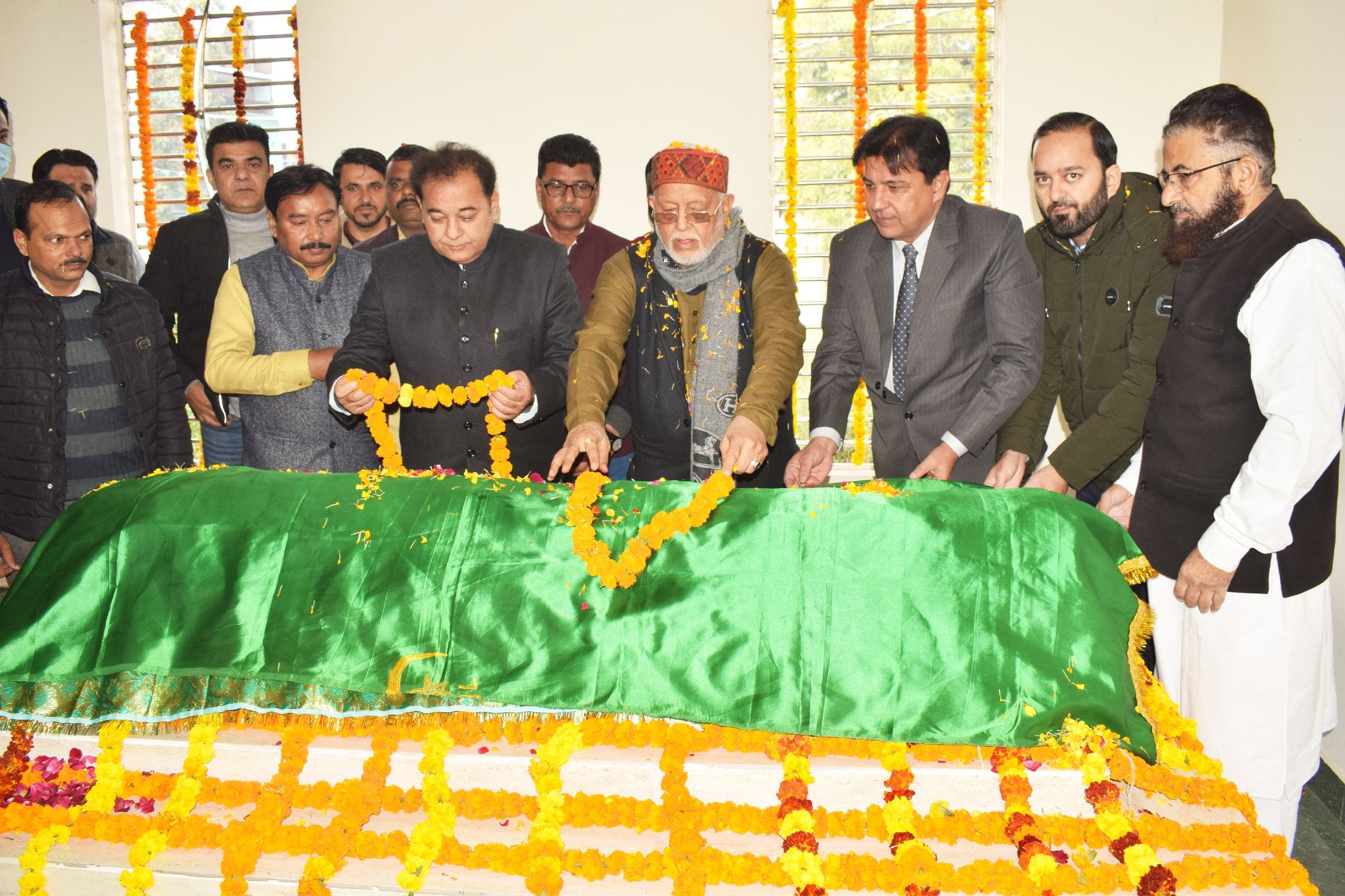शाहजहांपुर में बलिदान दिवस अमर शहीद अशफाक उल्ला खां की माजार पर चादर पोशी करते वित्तमंत्री सुरे? शाहजहांपुर में बलिदान दिवस अमर शहीद अशफाक उल्ला खां की माजार पर चादर पोशी करते वित्तमंत्री सुरे?
