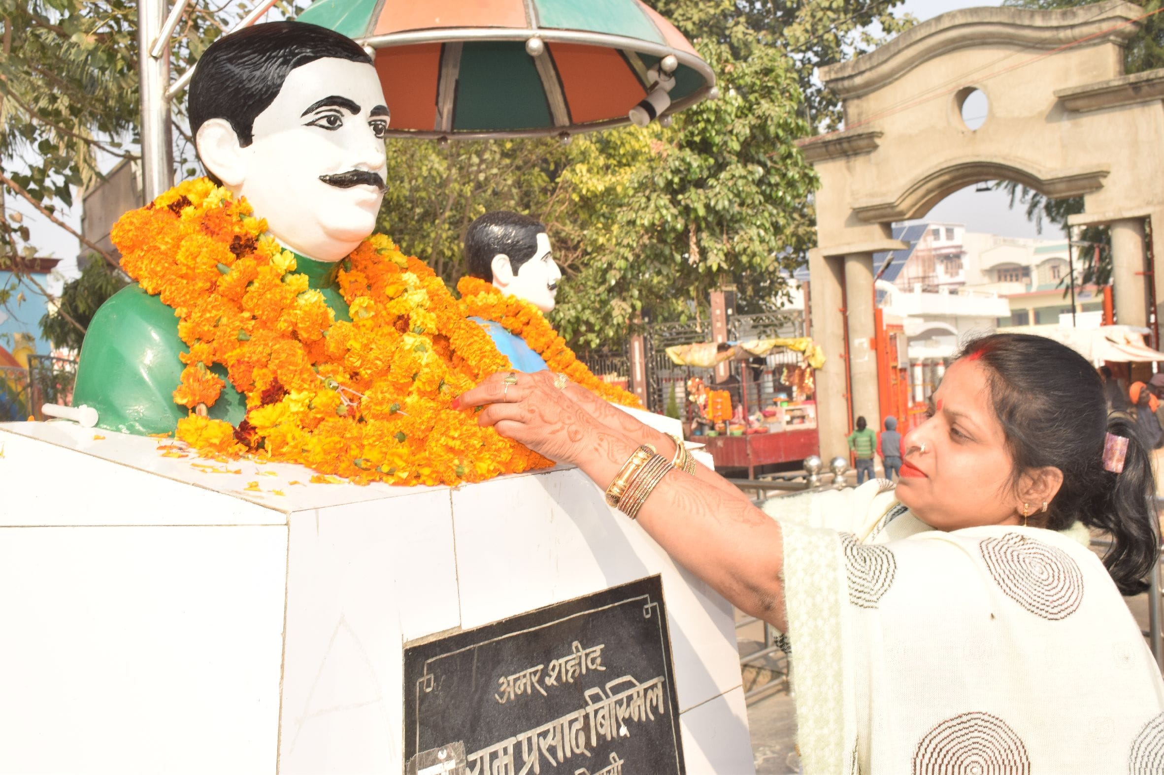शाहजहांपुर में बलिदान दिवस अमर शहीद पं.रामप्रसाद बिस्मिल की प्रतिमा माल्यार्पण करती जिला पंचाय? शाहजहांपुर में बलिदान दिवस अमर शहीद पं.रामप्रसाद बिस्मिल की प्रतिमा माल्यार्पण करती जिला पंचाय?