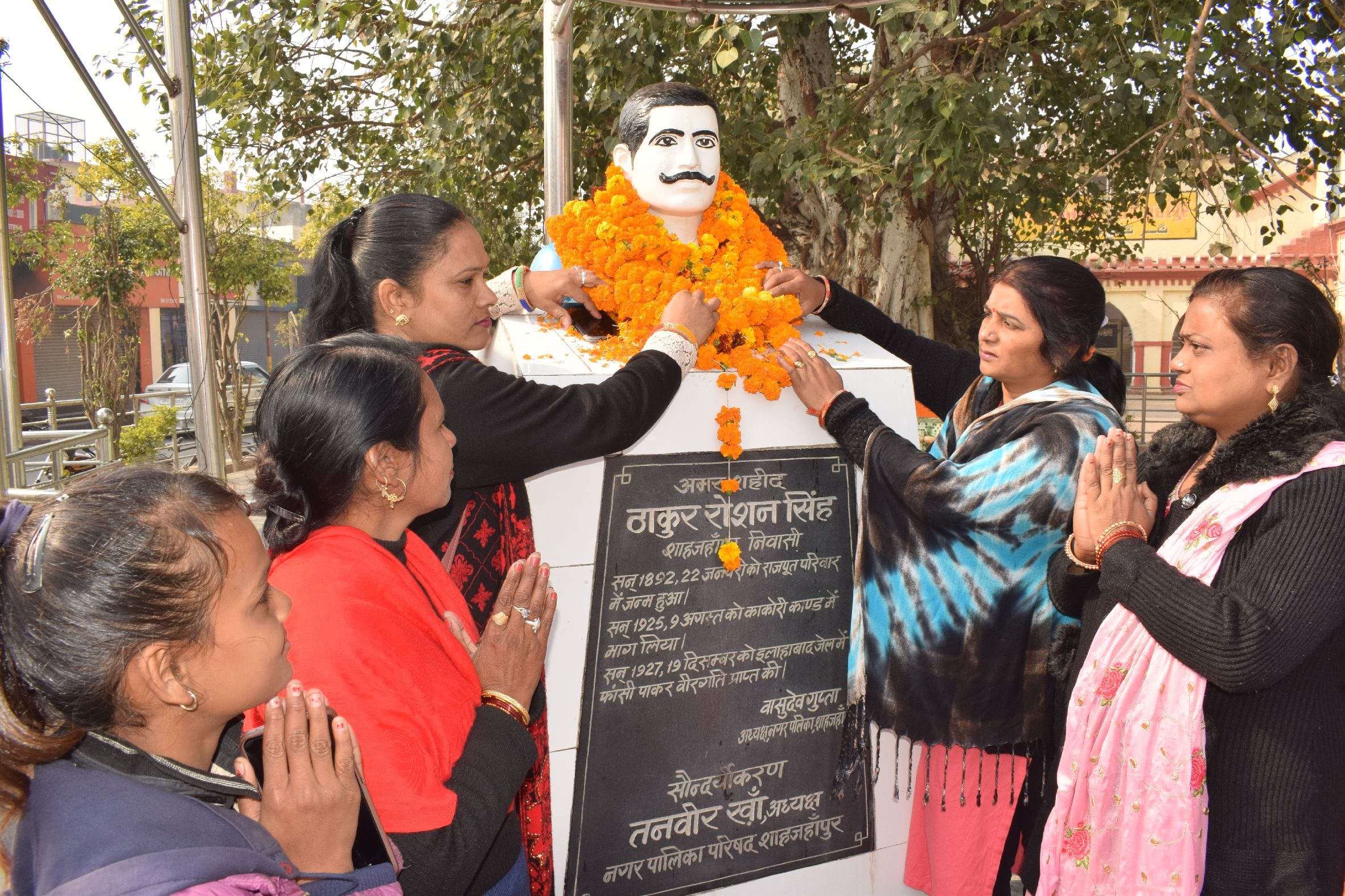 शाहजहांपुर में बलिदान दिवस अमर शहीद ठा.रोशन सिंह की माल्यार्पण करती महिलाएं । संवाद शाहजहांपुर में बलिदान दिवस अमर शहीद ठा.रोशन सिंह की माल्यार्पण करती महिलाएं । संवाद