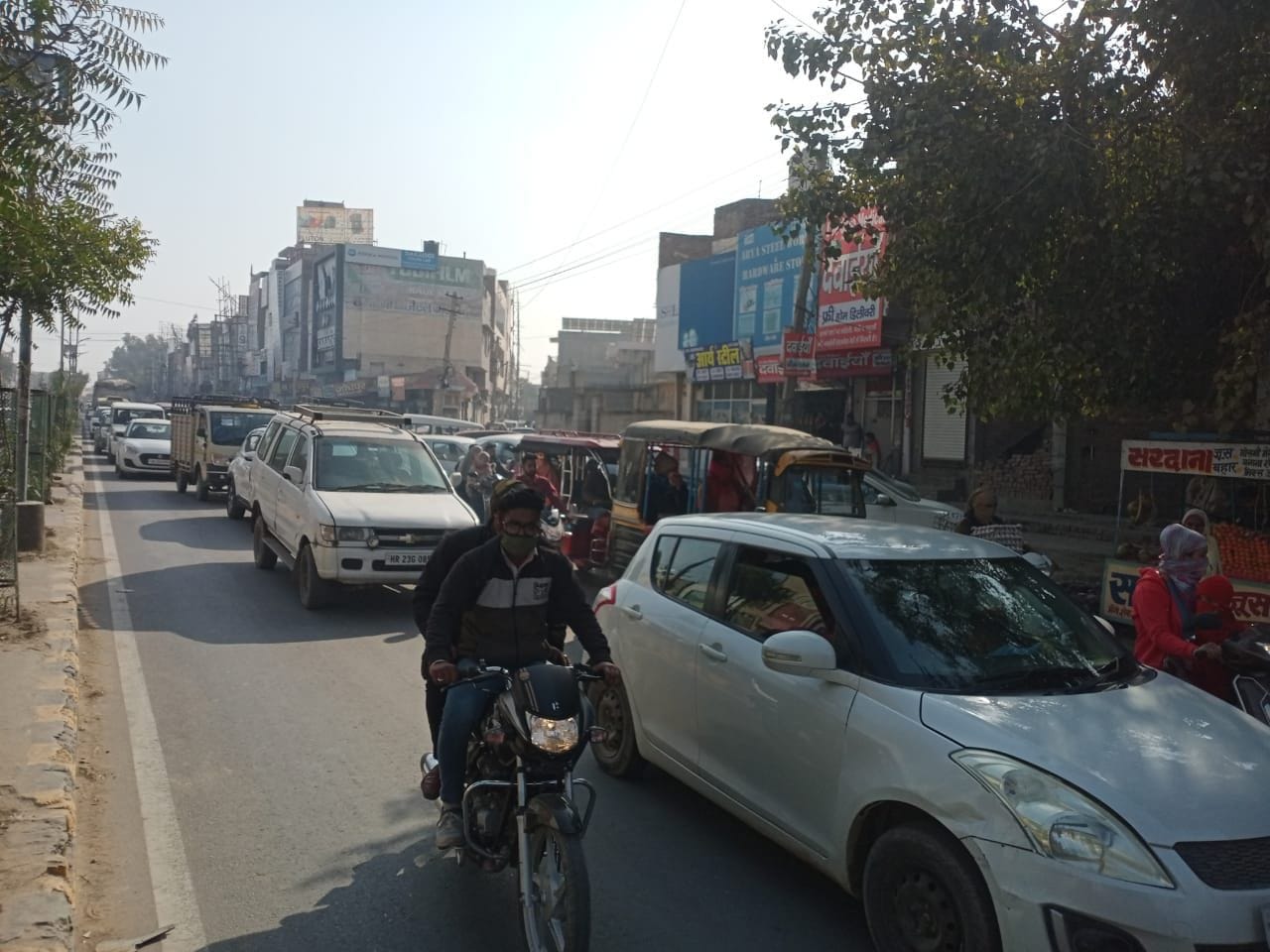 शहर के डबवाली रोड पर लगा वाहनों का लंबा जाम। शहर के डबवाली रोड पर लगा वाहनों का लंबा जाम।