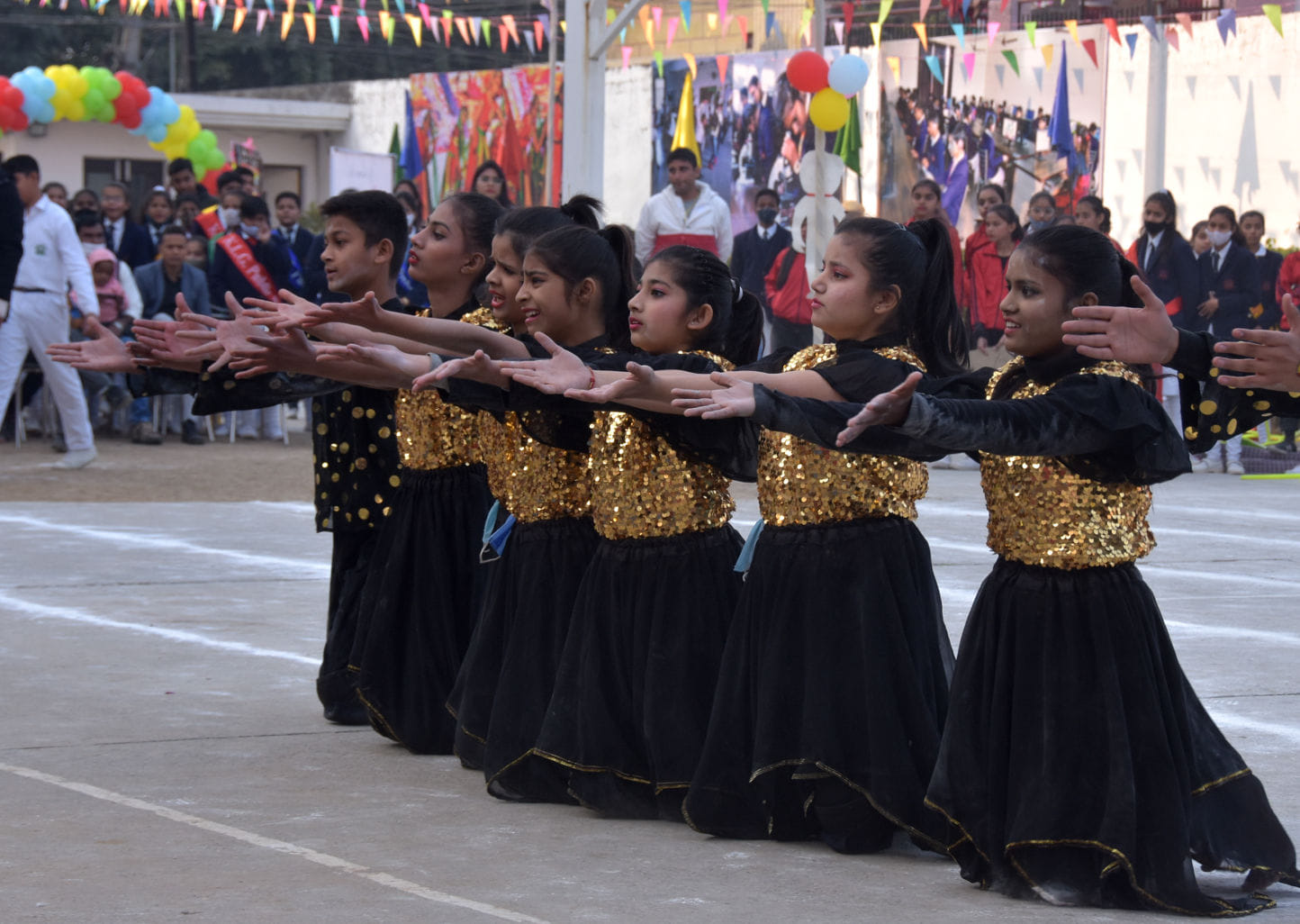 शारदा नगर स्थित केएलजी पब्लिक स्कूल में स्पोटर्स डे पर आयोजित कार्यक्रम में प्रस्तुति देती छात्