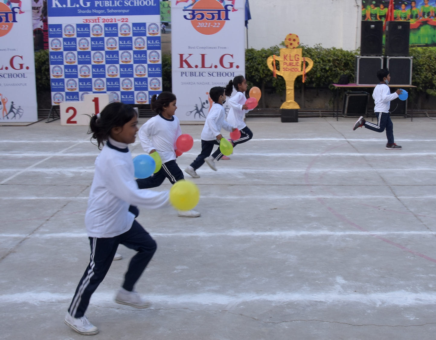 शारदा नगर स्थित केएलजी पब्लिक स्कूल में स्पोटर्स डे पर खेलकूद प्रमियोगिता में भाग लेते बच्चे