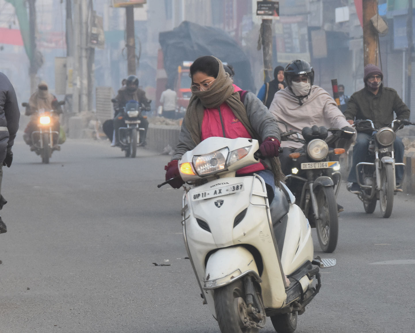 सहारनपुर में ठिठरती ठंड और शीतलहर में अपने कार्य को जाते लोग सहारनपुर में ठिठरती ठंड और शीतलहर में अपने कार्य को जाते लोग