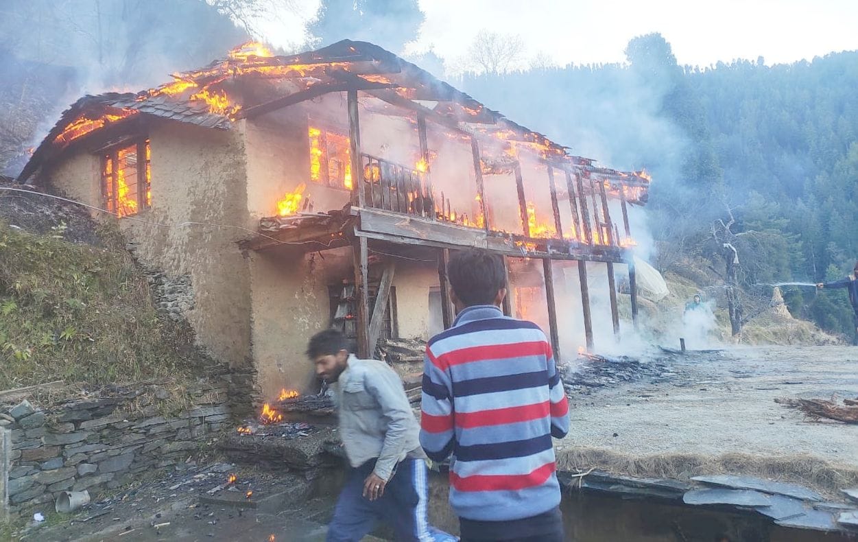 चुराह के पुख्तला में आग लगने से धूं-ध कर जलता मकान। चुराह के पुख्तला में आग लगने से धूं-ध कर जलता मकान।