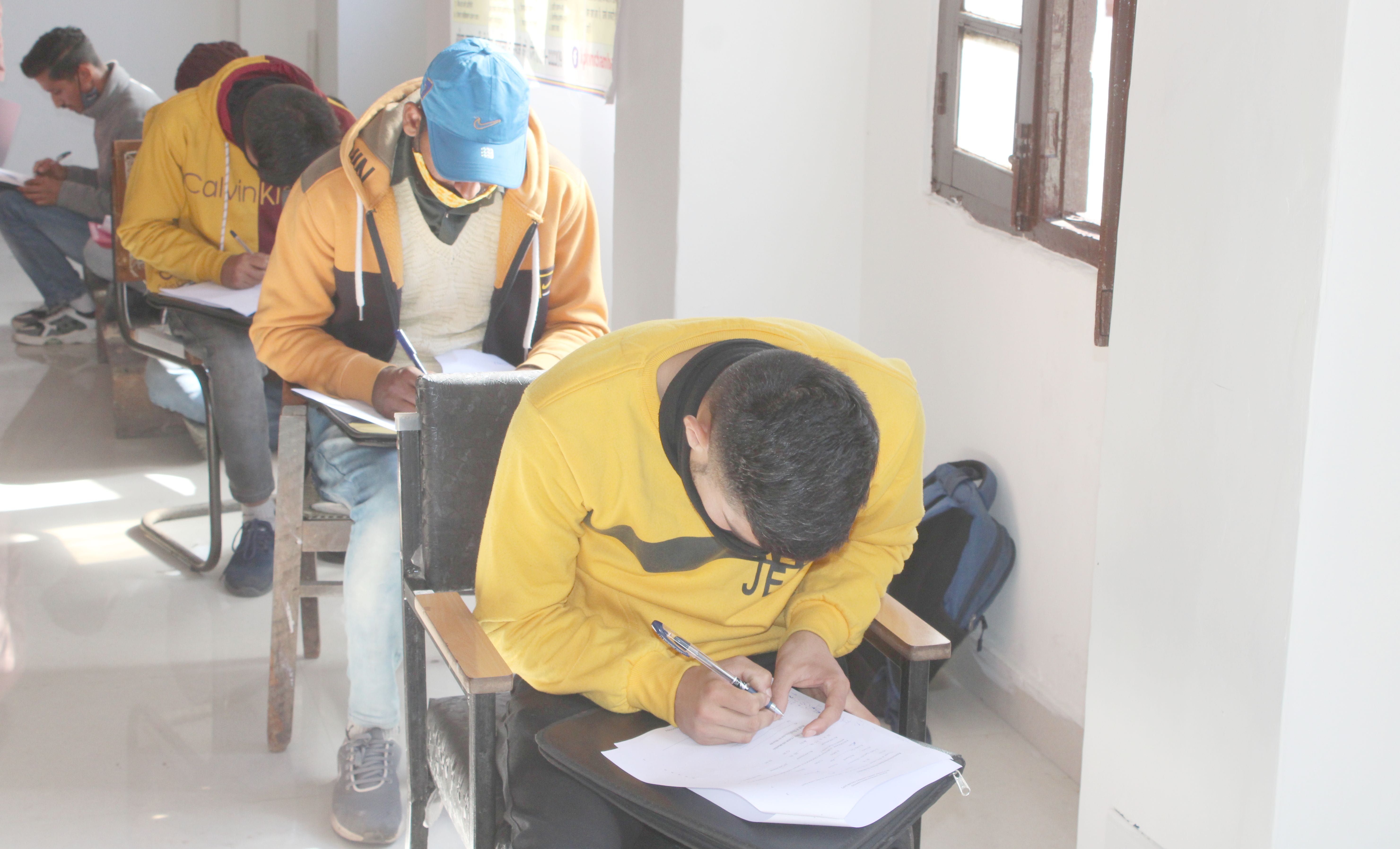 रंग महल चंबा में कैंपस इंटरव्यू के दौरान पेपर में बैठे अभ्यर्थी।