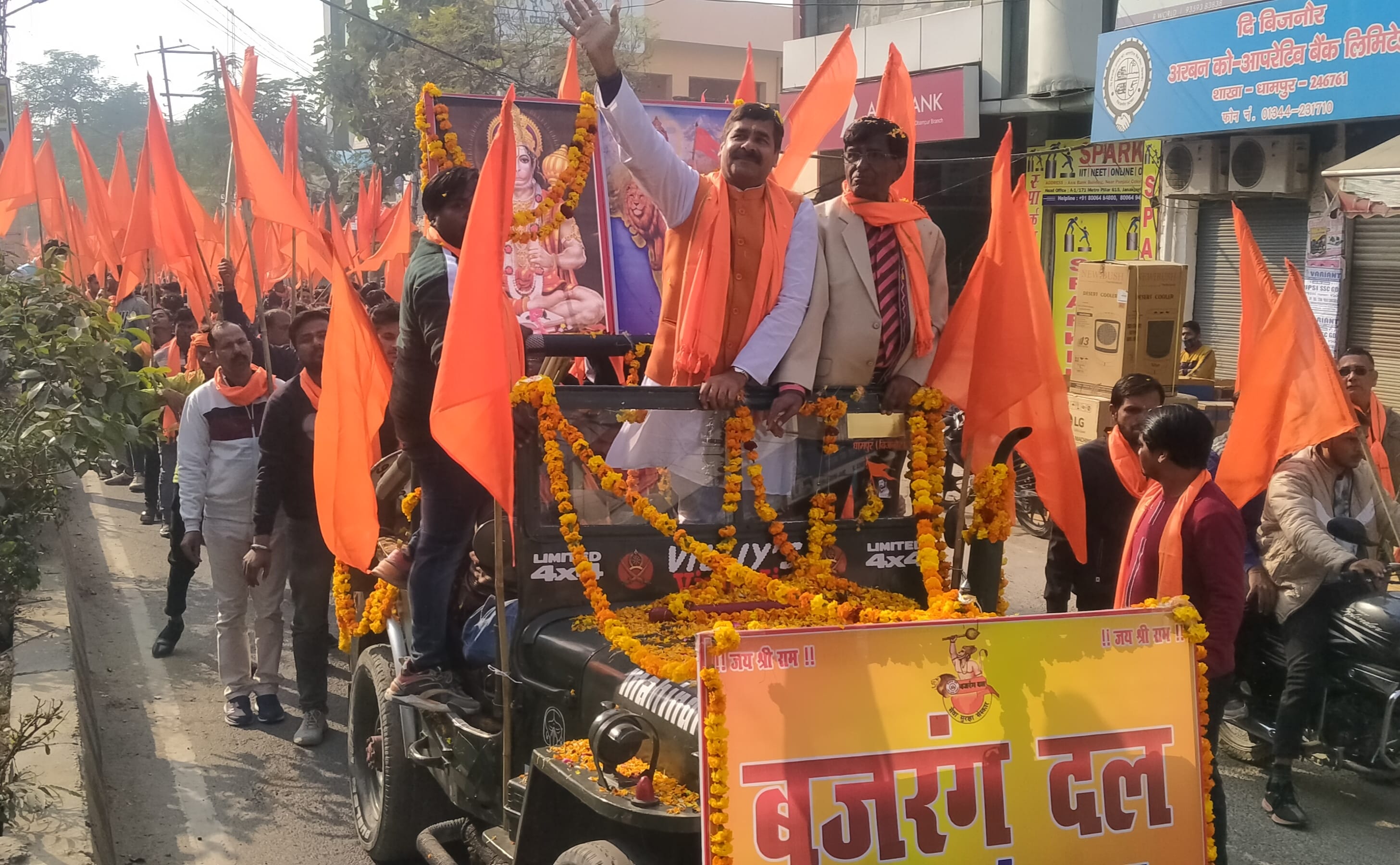 धामपुर में निकले बजरंग दल के शौर्य नगर पथ संचालन में जीप में सवार अगुवाई करते विहिप के जिलाध्यक्ष