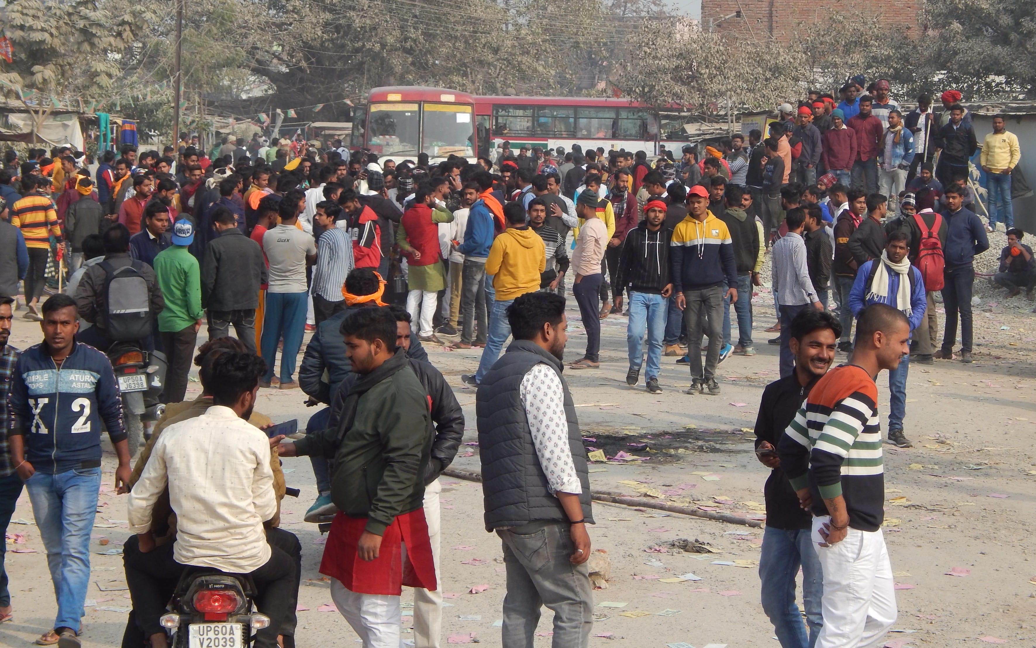 नगर के सतीशचंद्र कालेज के सामने छात्रों द्वारा किया गया सड़क जाम तथा जाम में फंसी रोडवेज बसे। नगर के सतीशचंद्र कालेज के सामने छात्रों द्वारा किया गया सड़क जाम तथा जाम में फंसी रोडवेज बसे।