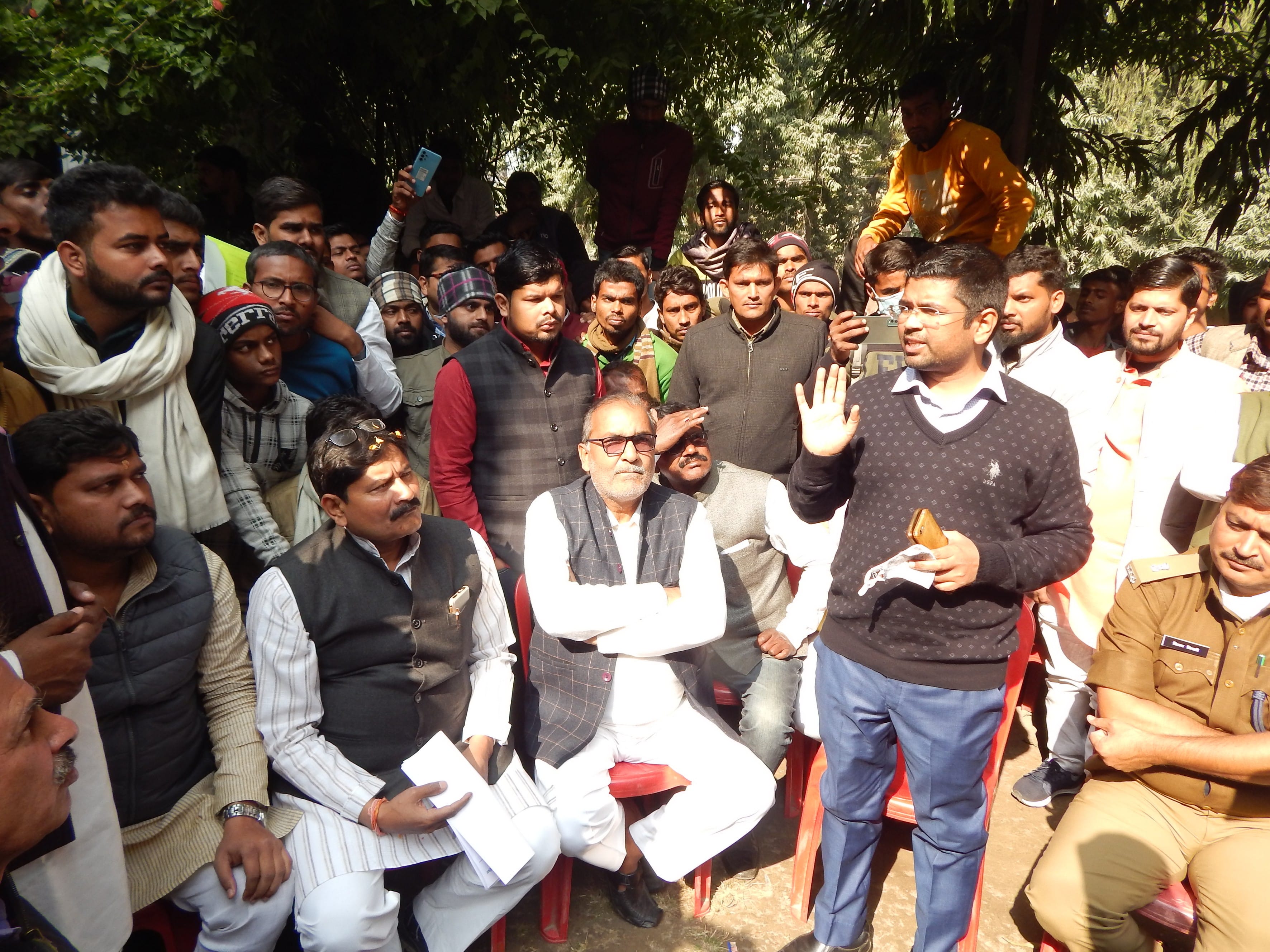 नगर के टीडी कालेज में छात्रसंघ चुनाव के नामांकन रद्द होने के बाद छात्रों से वार्ता करते नगर मजिस् नगर के टीडी कालेज में छात्रसंघ चुनाव के नामांकन रद्द होने के बाद छात्रों से वार्ता करते नगर मजिस्