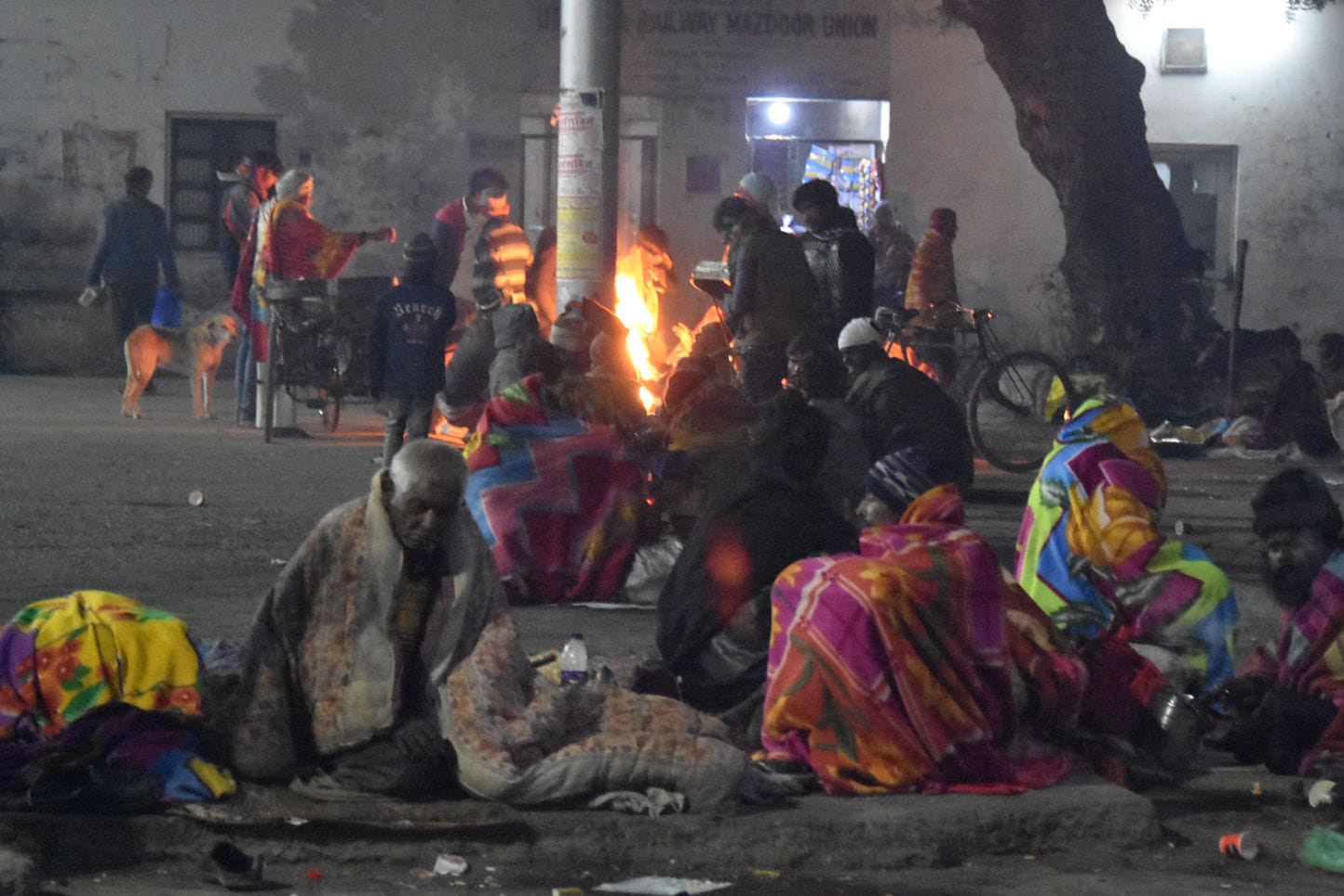 सहारनपुर के रेलवे रोड़ पर सड़क पर ठिठरती ठंड और शीतलहर में सड़क पर अलाव के सहारे रात गुजारते लोग सहारनपुर के रेलवे रोड़ पर सड़क पर ठिठरती ठंड और शीतलहर में सड़क पर अलाव के सहारे रात गुजारते लोग