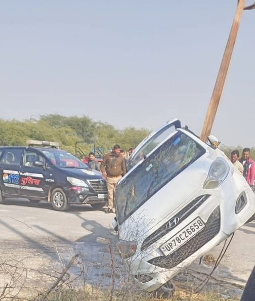 क्रेन के जरिये नाले से निकाली गई कार। क्रेन के जरिये नाले से निकाली गई कार।