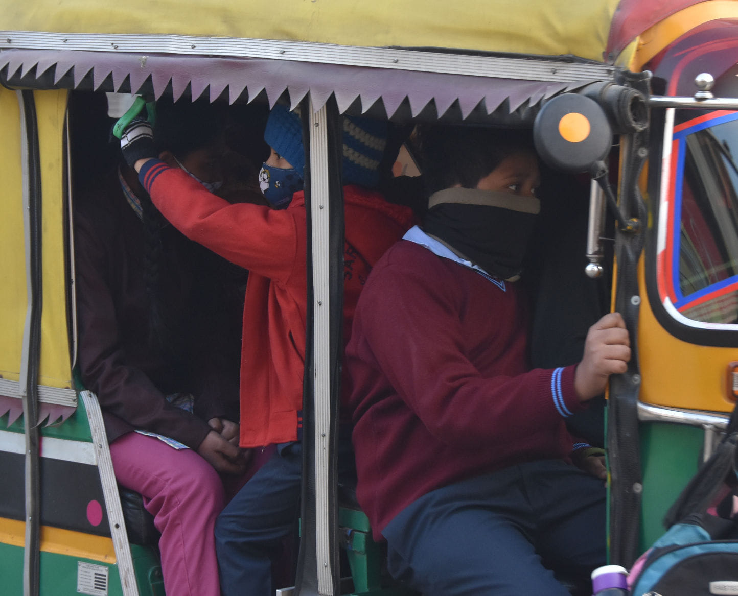 सहारनपुर में ठंड के चलते स्कूल जाते स्कूली जाते छात्र छात्राएं सहारनपुर में ठंड के चलते स्कूल जाते स्कूली जाते छात्र छात्राएं