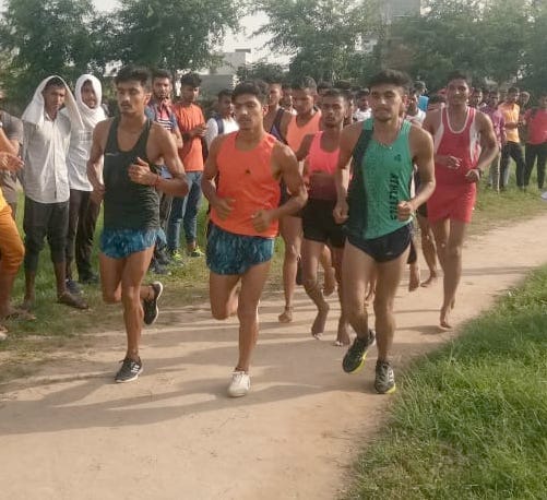 शामली उधम सिंह स्टेडियम में आयोजित क्रीड़ा प्रतियोगिता में दौड़ लगाते खिलाड़ी शामली उधम सिंह स्टेडियम में आयोजित क्रीड़ा प्रतियोगिता में दौड़ लगाते खिलाड़ी