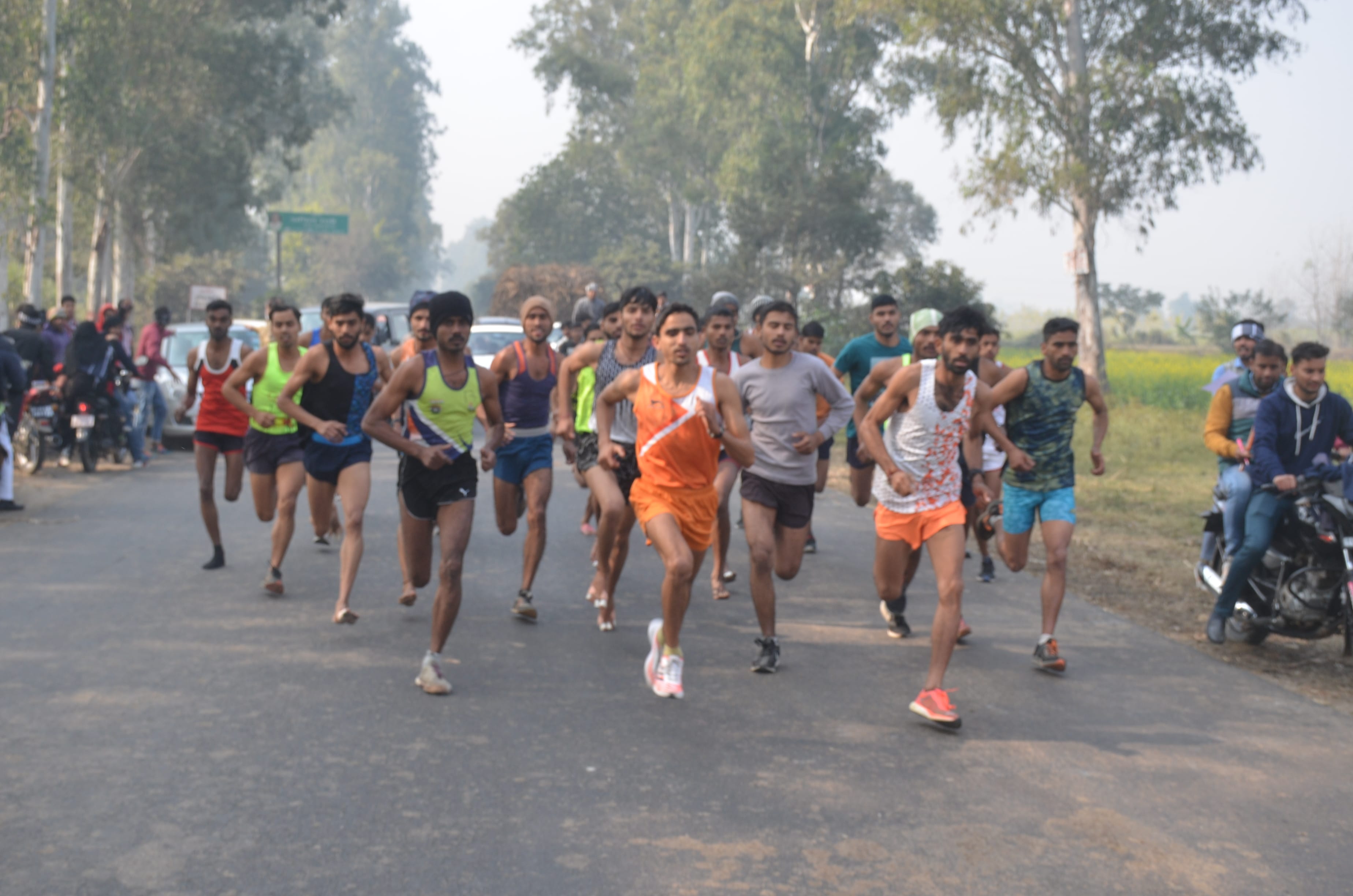 गांव ककराला में दौड़ प्रतियोगिता में प्रतिभाग करते धावक।