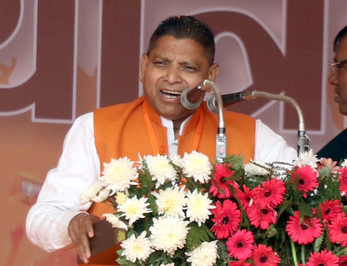 चांदपुर में गुलाब सिह डिग्री कॉलेज में भाजपा की जन विश्वास यात्रा जनसभा को संबोधित करते विधायक ओ?