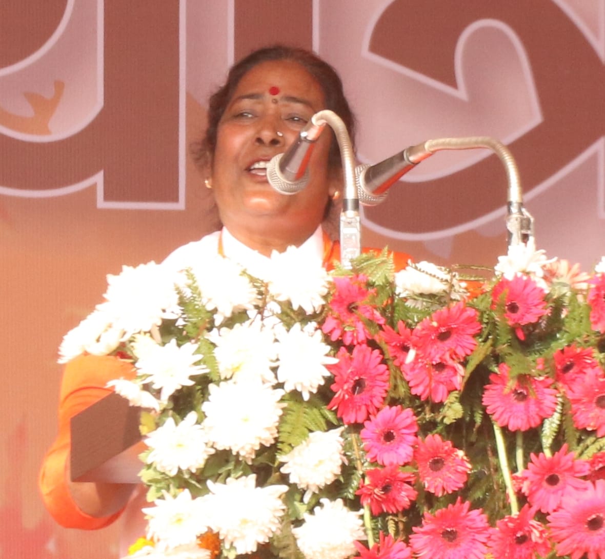 चांदपुर में गुलाब सिह डिग्री कॉलेज में भाजपा की जन विश्वास यात्रा जनसभा को संबोधित करते विधायक क?