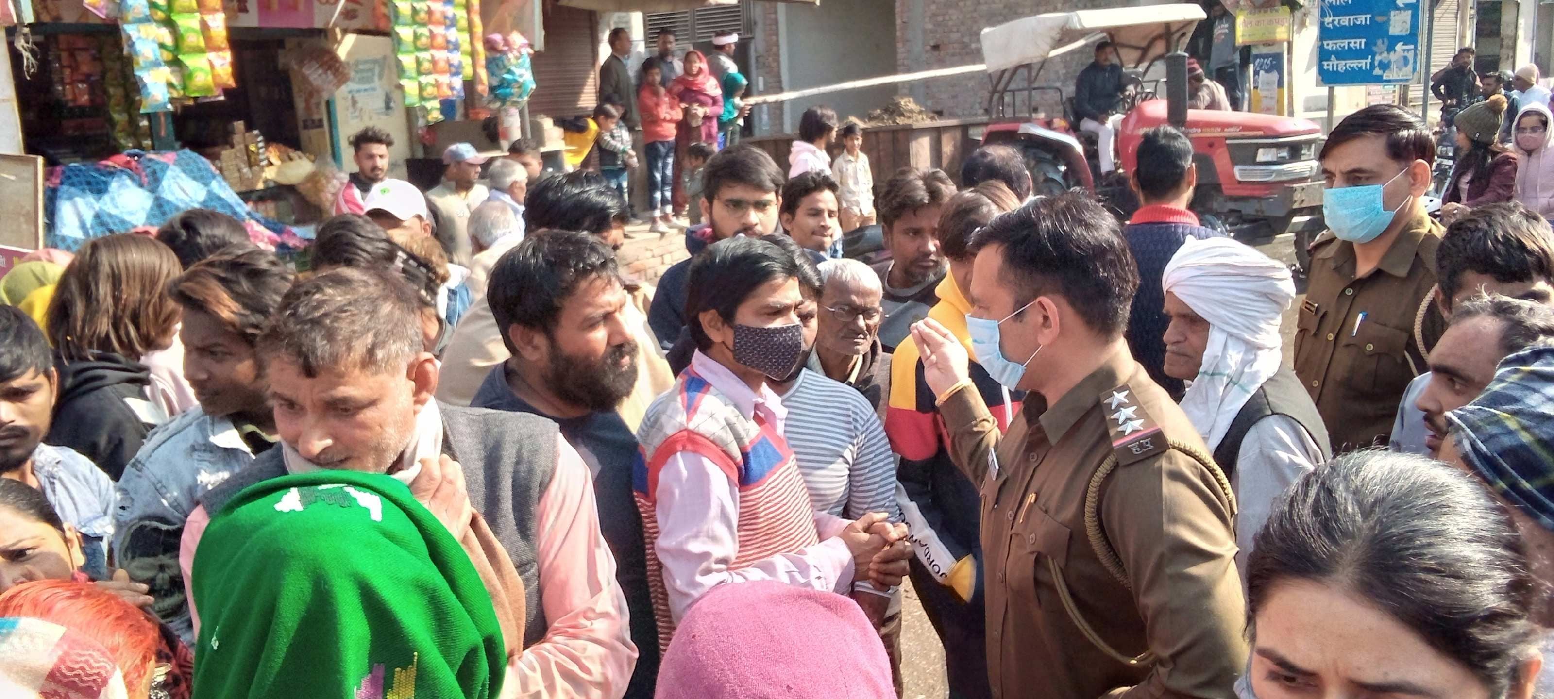 पुरखास रोड पर लगाए गए जाम के दौरान लोगों को समझाते सिविल लाइन थाना प्रभारी सवित कुमार। संवाद पुरखास रोड पर लगाए गए जाम के दौरान लोगों को समझाते सिविल लाइन थाना प्रभारी सवित कुमार। संवाद