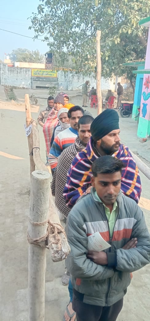 दैदनोर में लाइन में लगे मतदाता दैदनोर में लाइन में लगे मतदाता