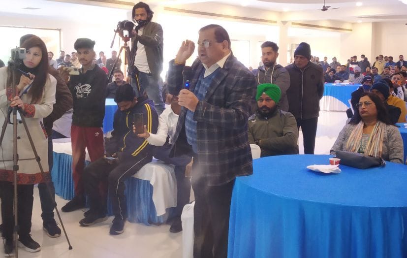 रुद्रपुर में दिल्ली के उपमुख्यमंत्री से संवाद करते राइस मिलर एसोसिएशन के अध्यक्ष। रुद्रपुर में दिल्ली के उपमुख्यमंत्री से संवाद करते राइस मिलर एसोसिएशन के अध्यक्ष।