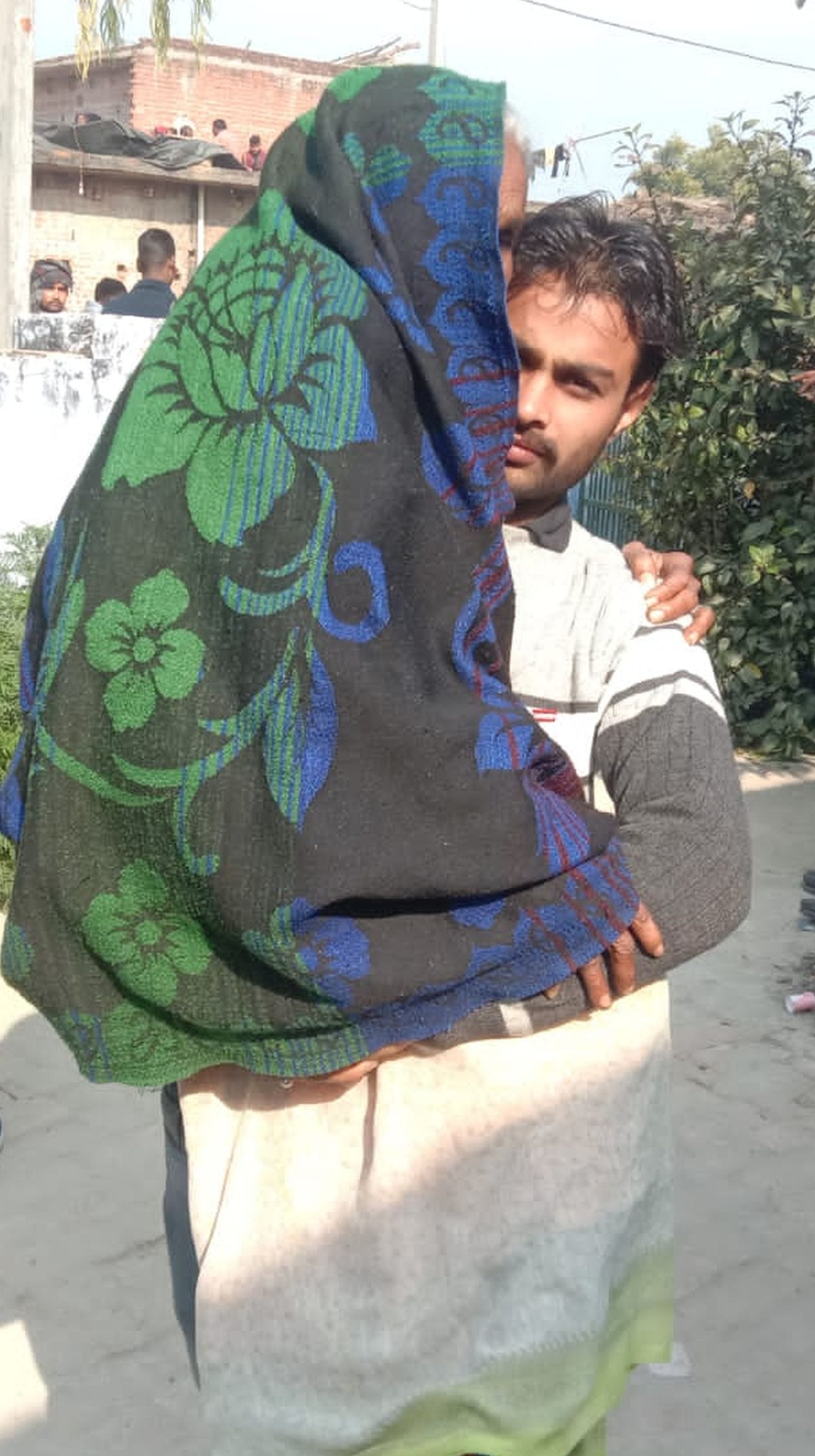 गांव गंगलऊ परमनगर के प्राथमिक विद्यालय में वृद्धा तारादेवी को वोट डलवाने ले जाता पौत्र आशीष। सं? गांव गंगलऊ परमनगर के प्राथमिक विद्यालय में वृद्धा तारादेवी को वोट डलवाने ले जाता पौत्र आशीष। सं?