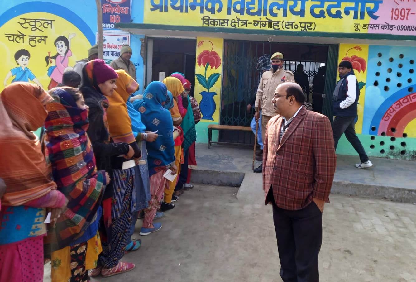 मतदाताओं से जानकारी लेते एसडीएम नकुड़ मतदाताओं से जानकारी लेते एसडीएम नकुड़
