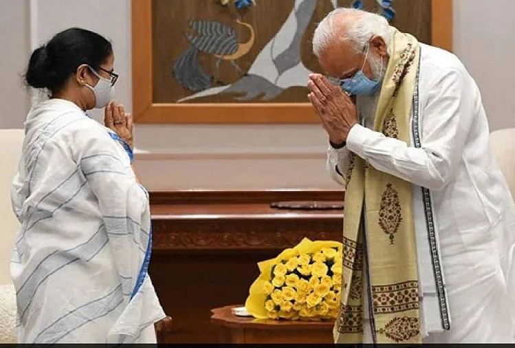 ममता बनर्जी और प्रधानमंत्री नरेंद्र मोदी।