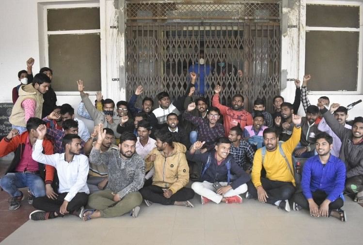Universitas Gorakhpur Berantakan Ditutup Mahasiswa Marah Berdemonstrasi