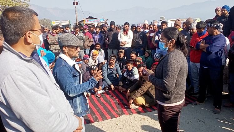 एनएचपीसी के बैराज शुल्क का विरोध करते वाहन मालिकों और खनन कारोबारियों को समझाने की कोशिश करती प्?