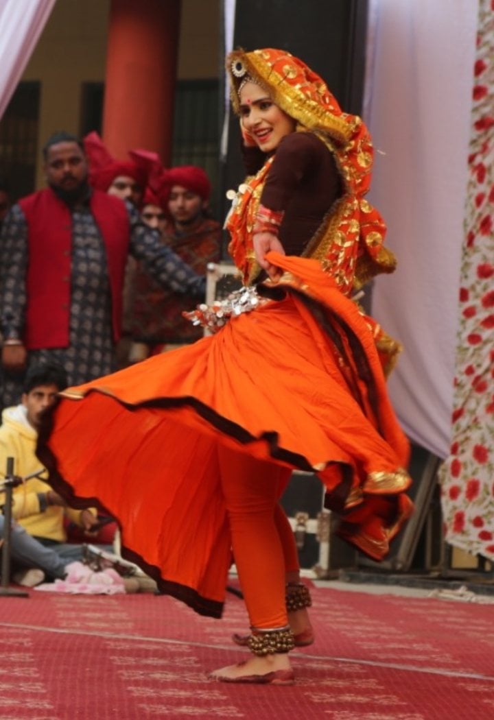 सांस्कृतिक कार्यक्रम पेश करती छात्रा। संवाद सांस्कृतिक कार्यक्रम पेश करती छात्रा। संवाद