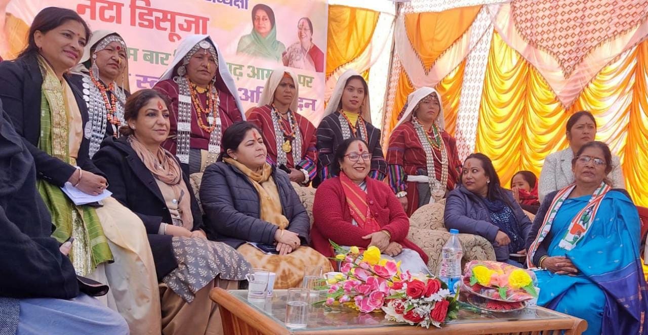 पिथौरागढ़ विण में आयोजित महिला कांग्रेस के कार्यक्रम में मंच पर मौजूद पदाधिकारी। संवाद न्यूज ए? पिथौरागढ़ विण में आयोजित महिला कांग्रेस के कार्यक्रम में मंच पर मौजूद पदाधिकारी। संवाद न्यूज ए?